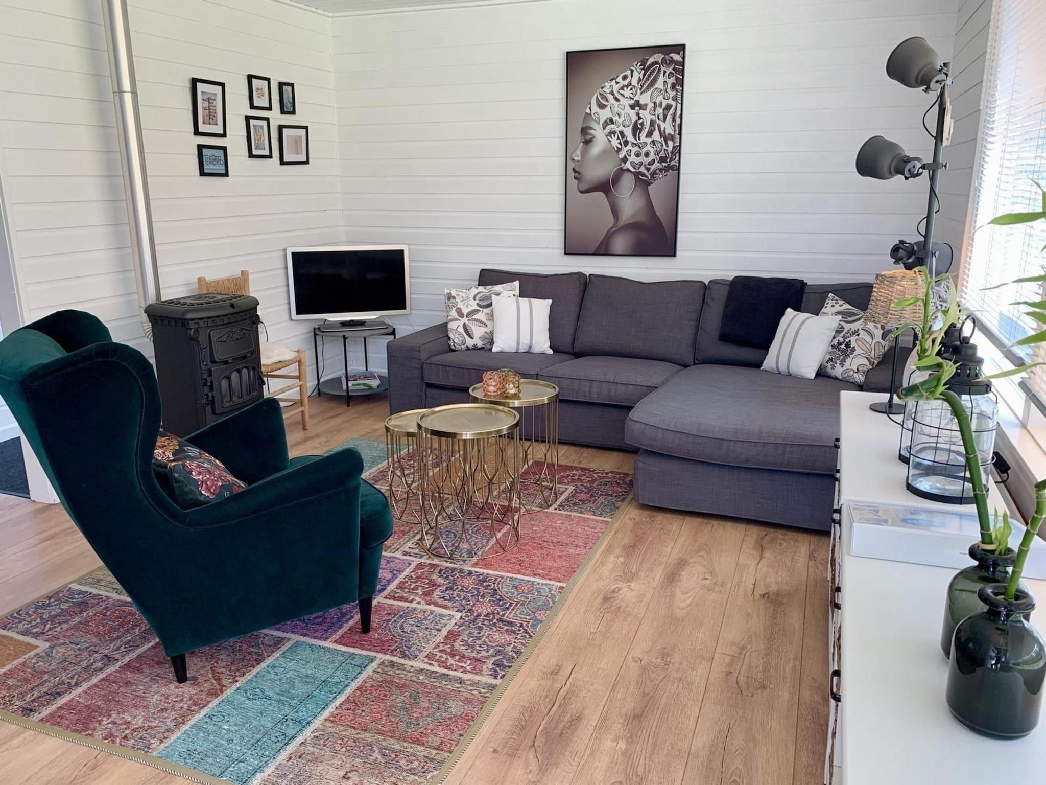 De woonkamer van Eureka 34 in Sint Maartensvlotbrug