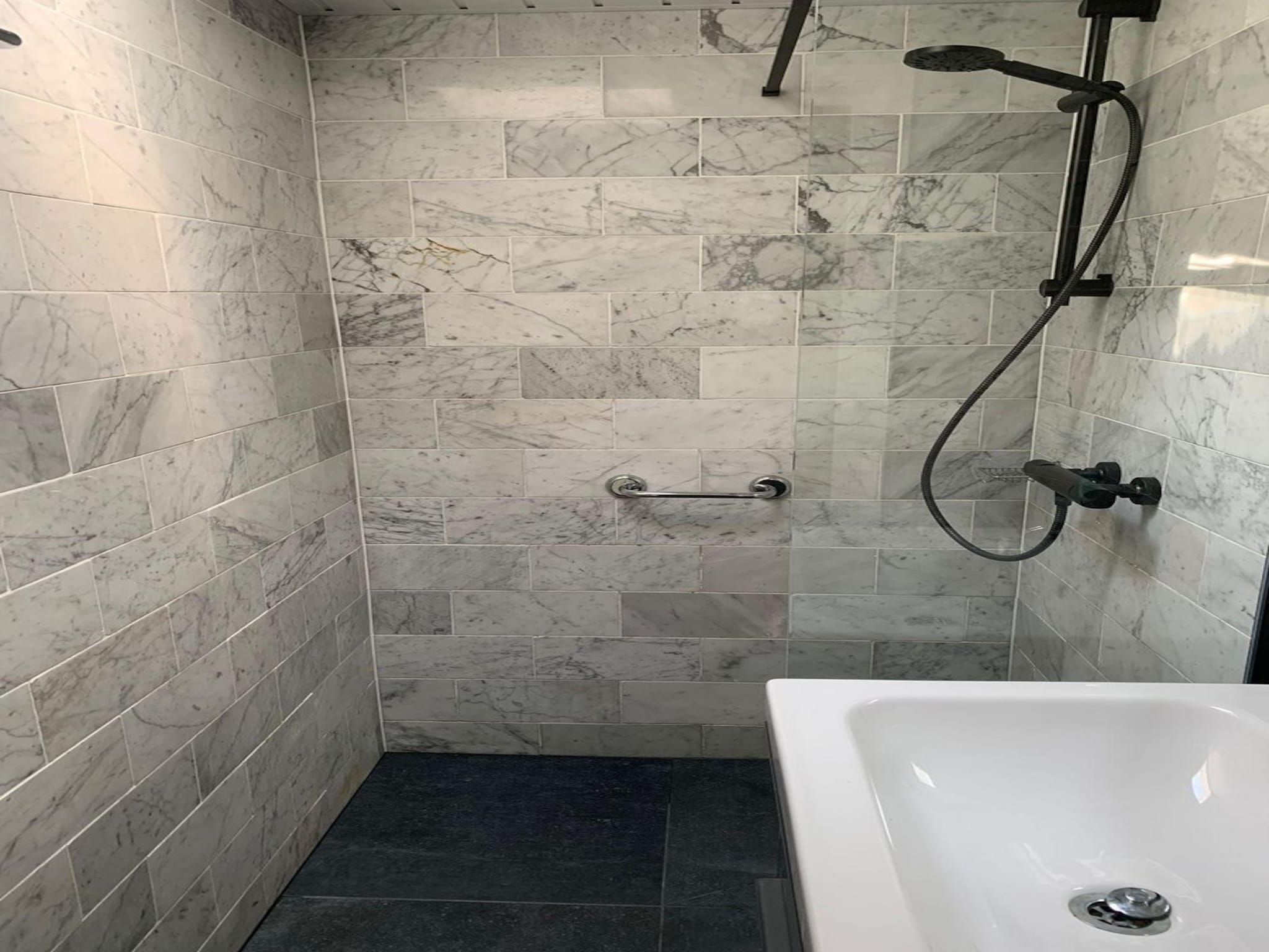 De badkamer van Wildrijk 21 in Sint Maartenszee