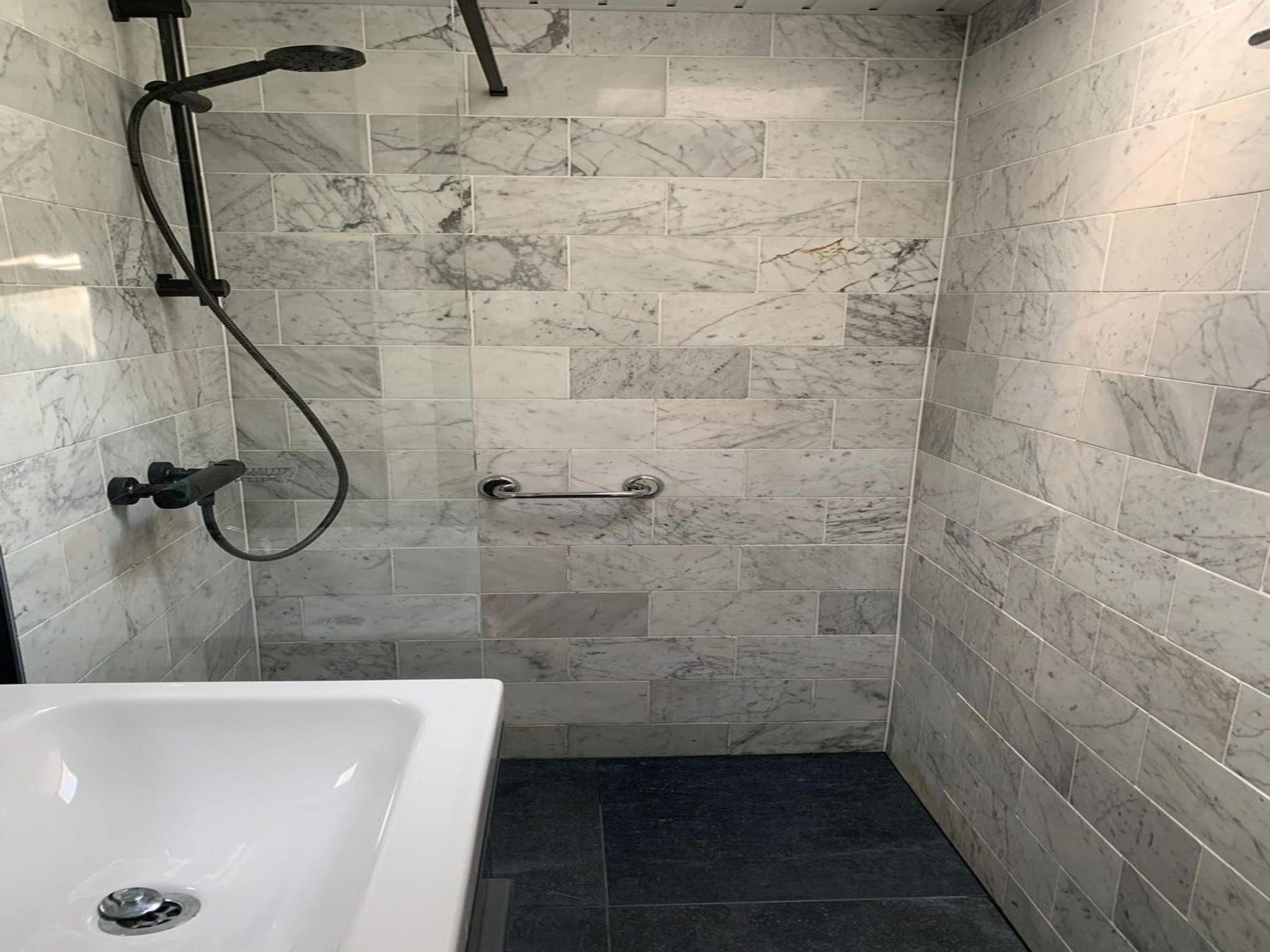 De badkamer van Wildrijk 21 in Sint Maartenszee