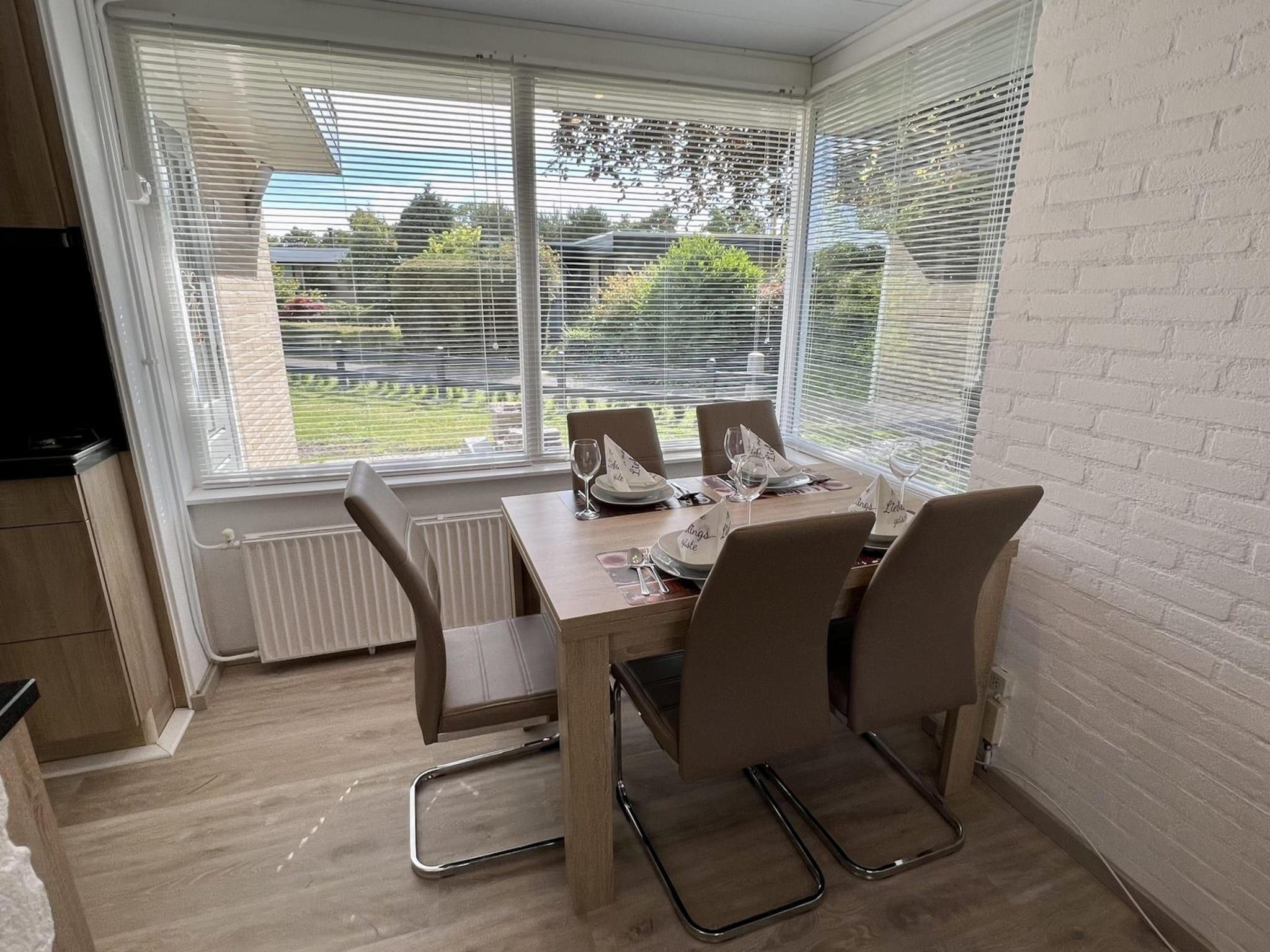 De eetkamer van Wildrijk 072 in Sint Maartenszee