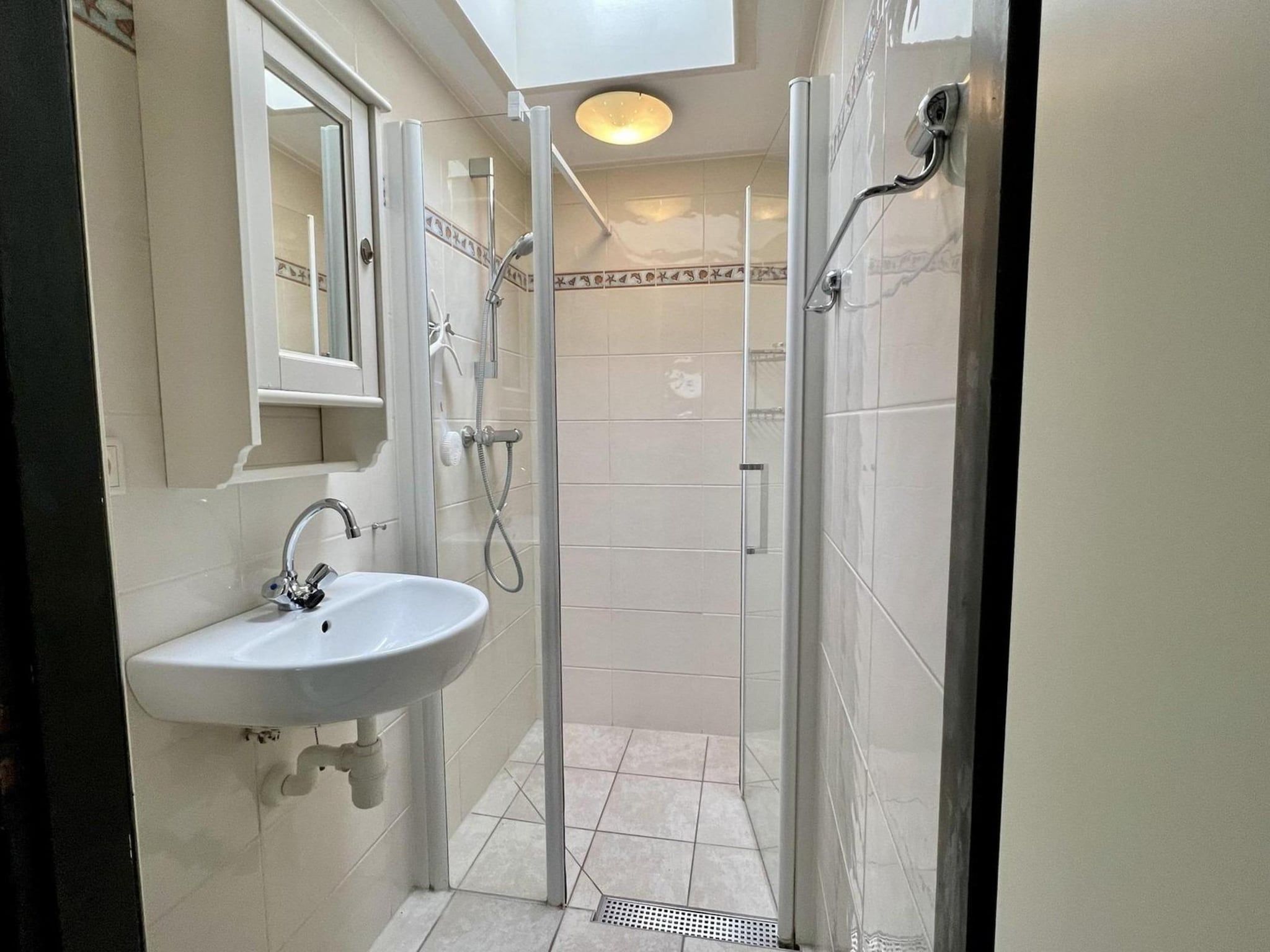 De badkamer van Wildrijk 96 in Sint Maartenszee