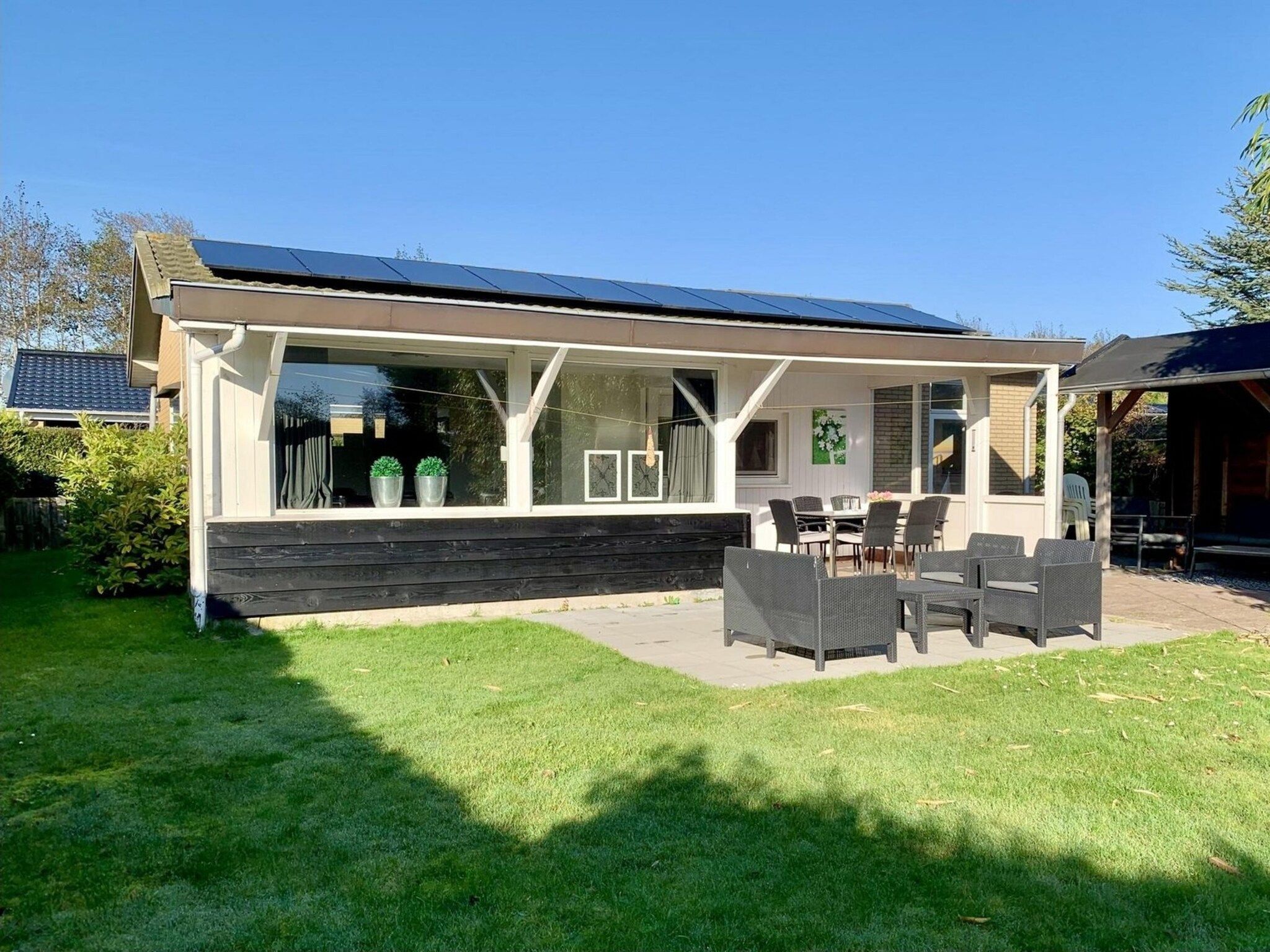 Het terras van Zeewaard 14 in Sint Maartenszee