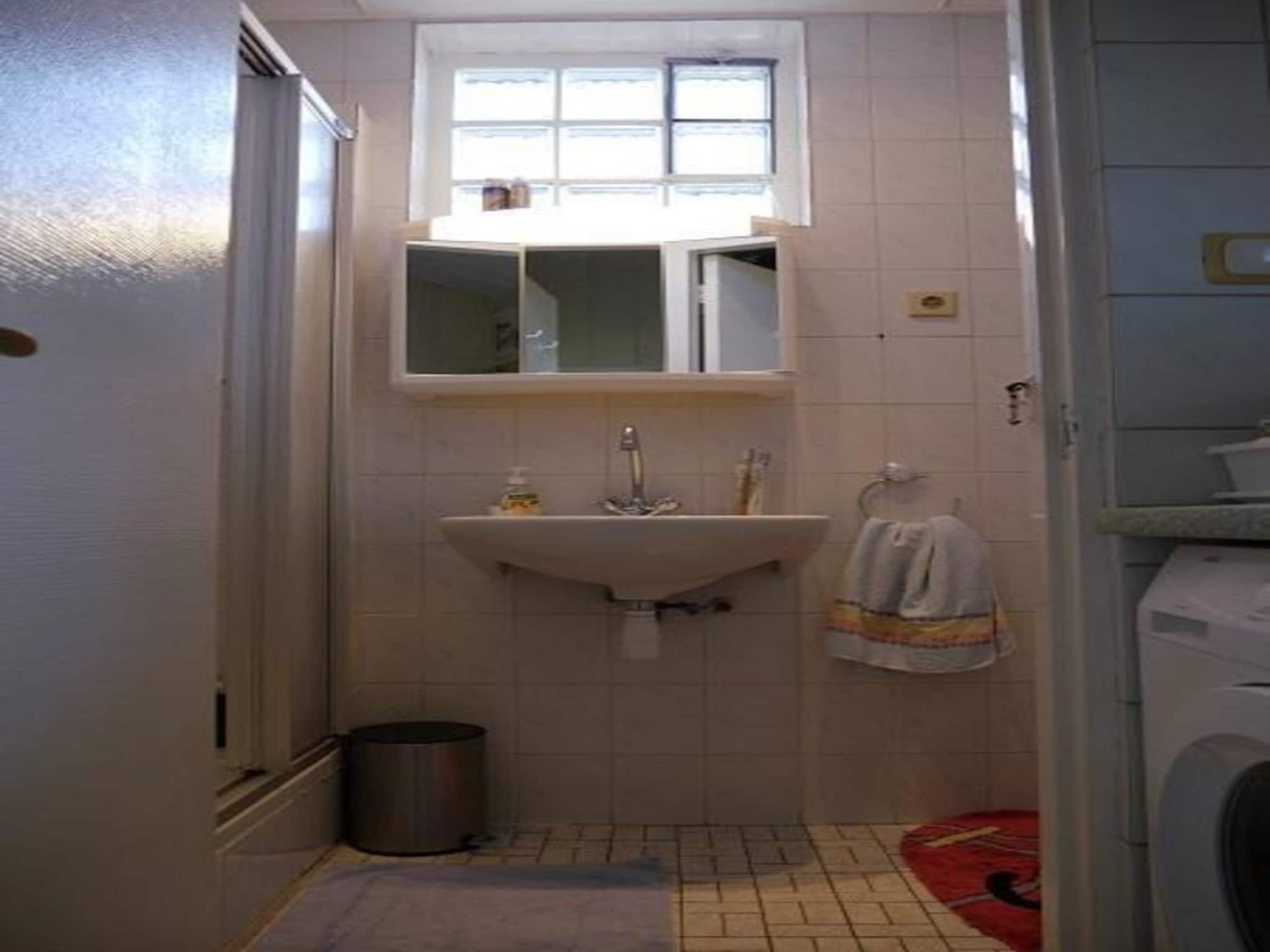 De badkamer van Zeewaard 15 in Sint Maartenszee