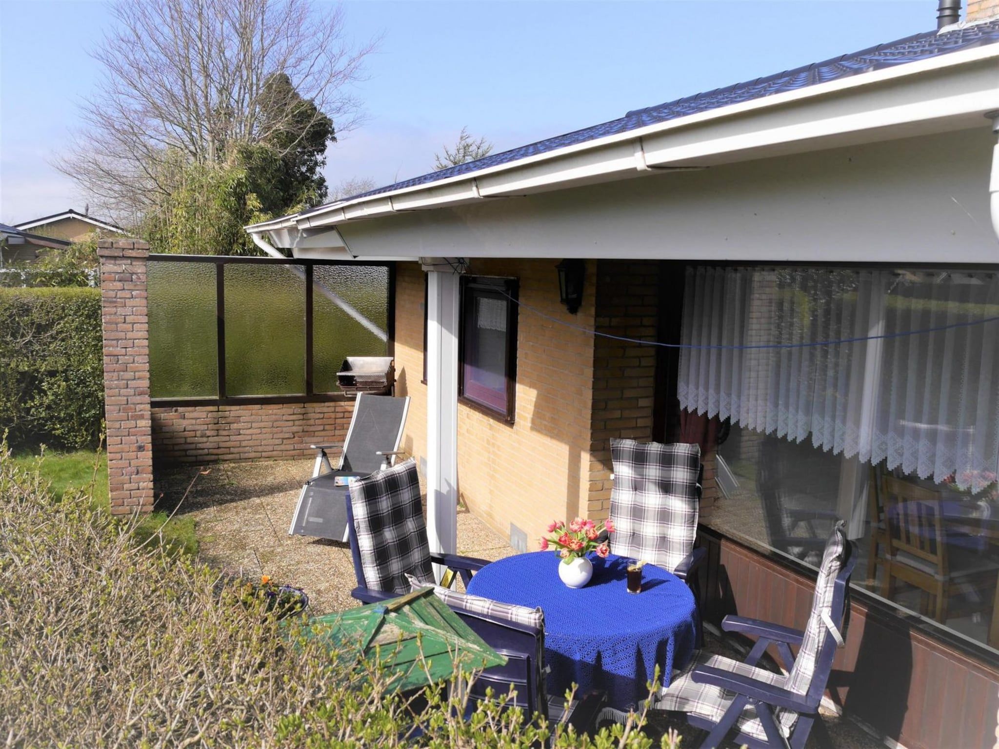 Het terras van Zeewaard 15 in Sint Maartenszee