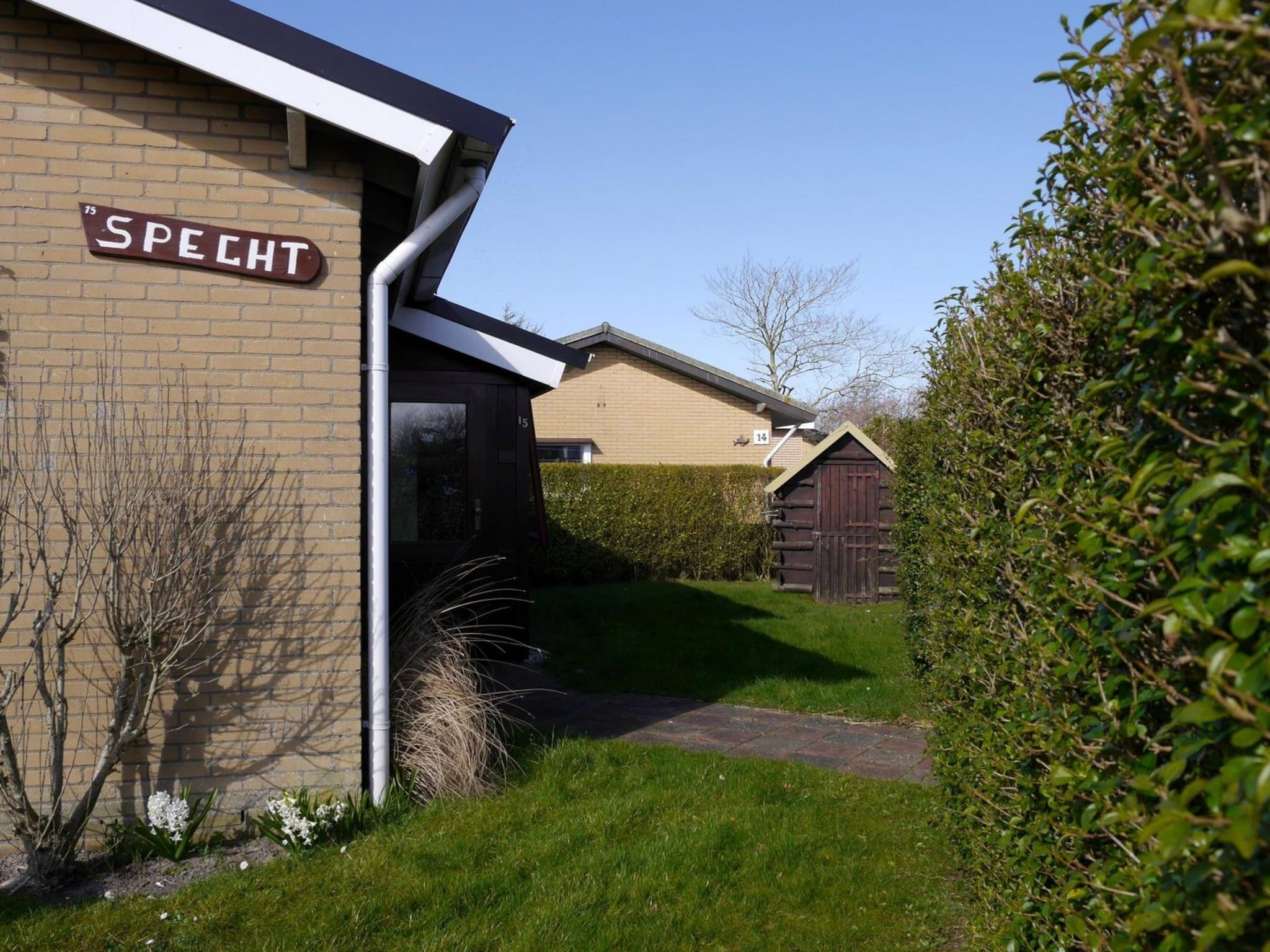 De tuin van Zeewaard 15 in Sint Maartenszee