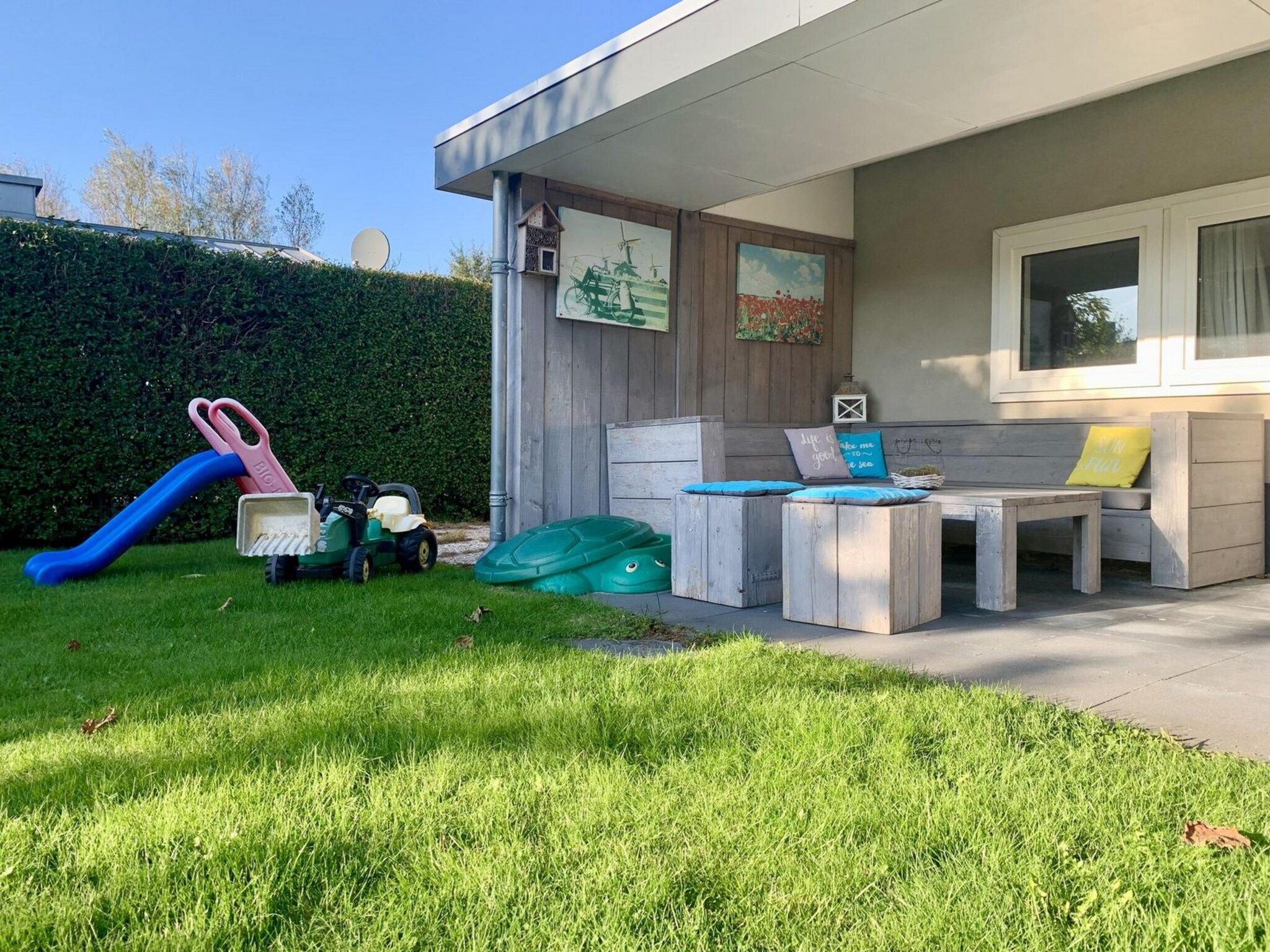 Het terras van Zeewaard 18 in Sint Maartenszee