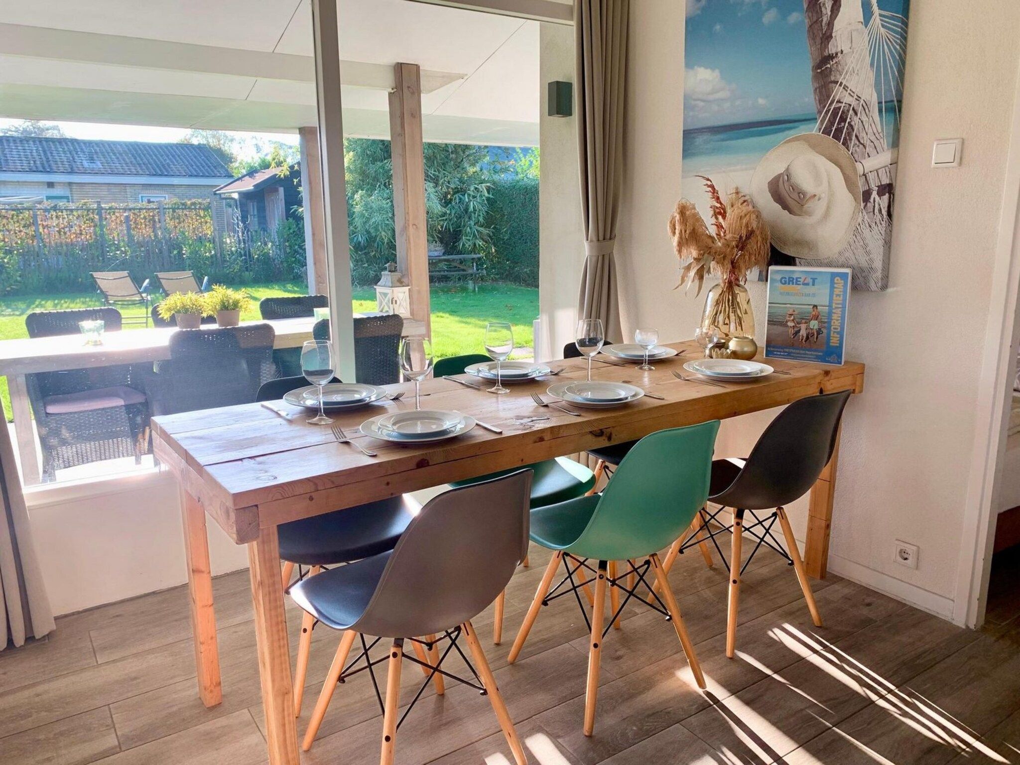 De eetkamer van Zeewaard 18 in Sint Maartenszee