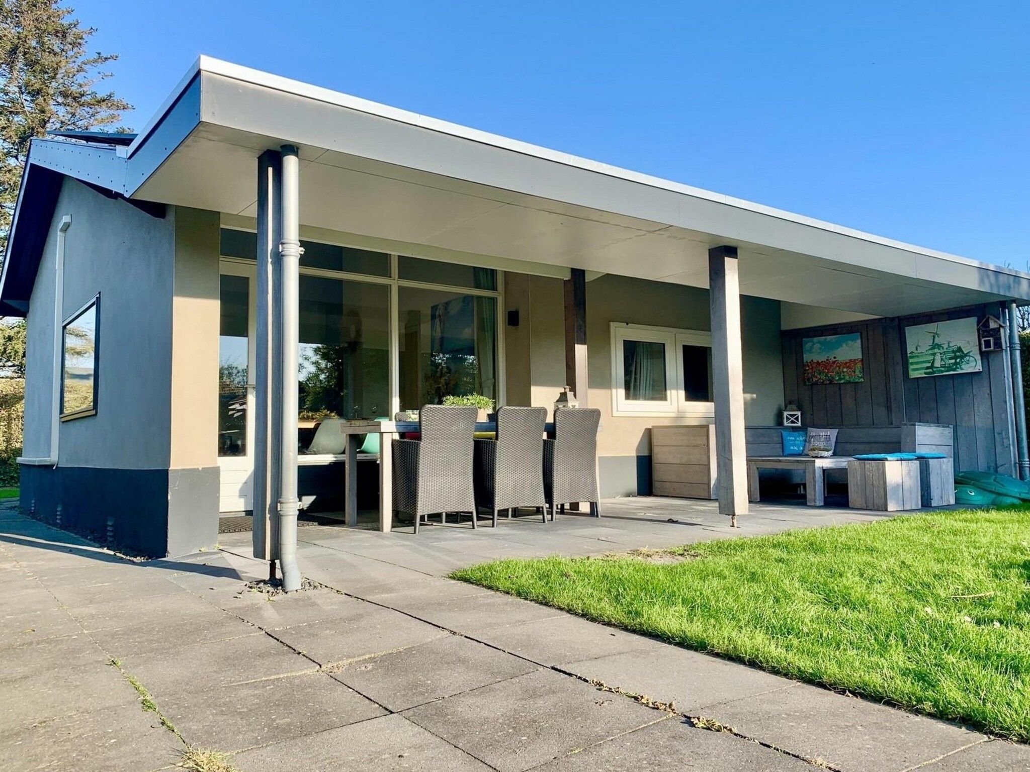 Het terras van Zeewaard 18 in Sint Maartenszee