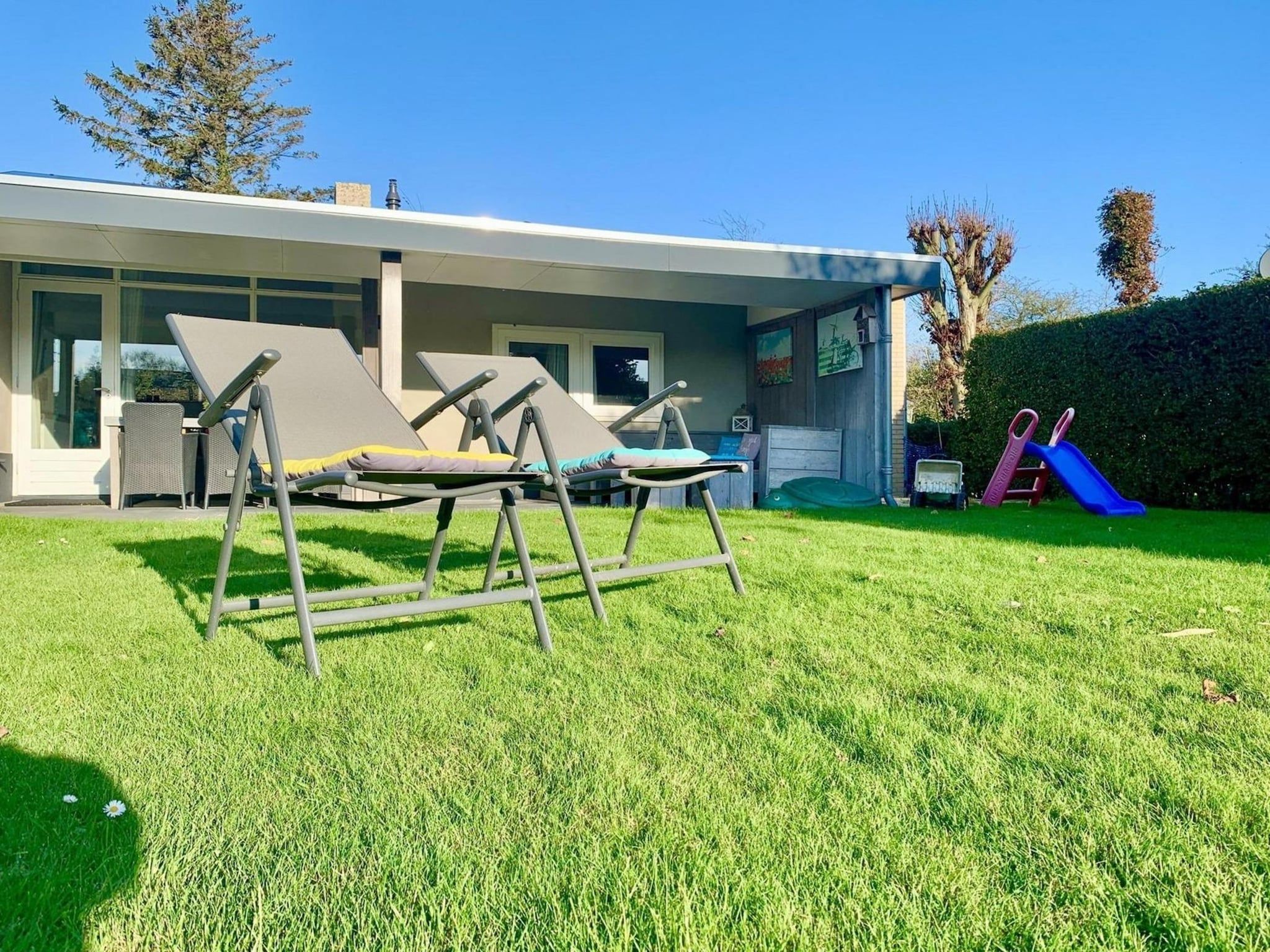 Het terras van Zeewaard 18 in Sint Maartenszee