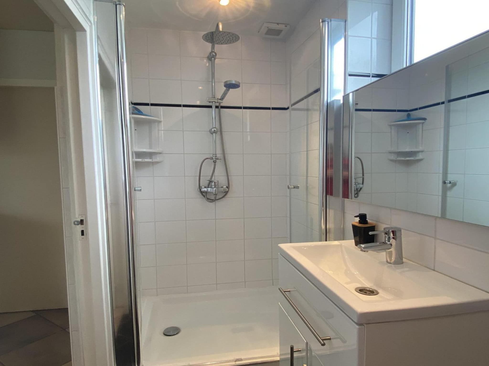 De badkamer van Zeewaard 37 in Sint Maartenszee