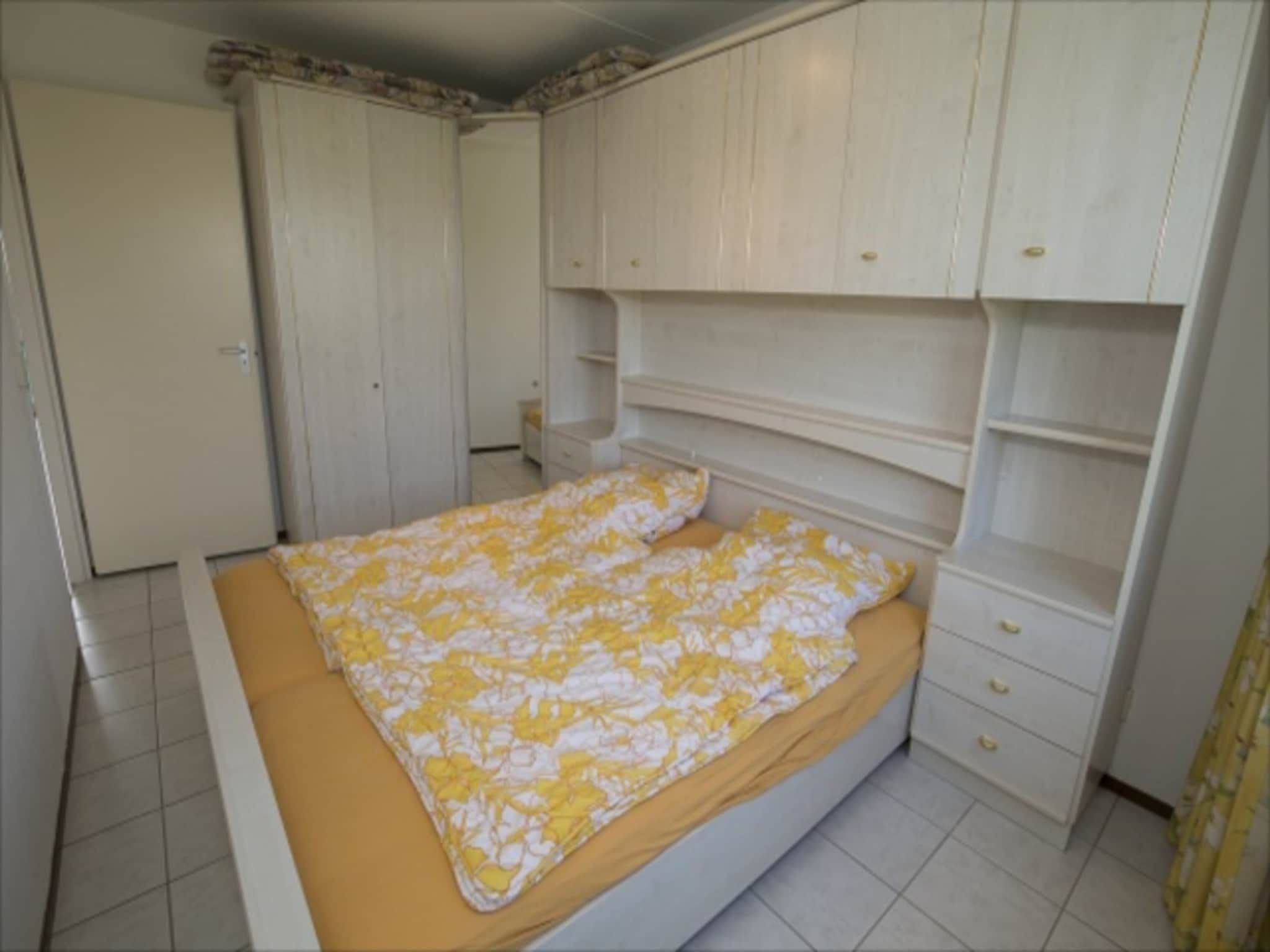 Een slaapkamer van Zeeweg 49 in Sint Maartenszee