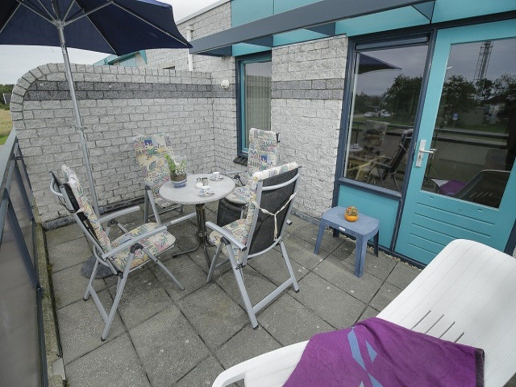 Het terras van Zeeweg 49 in Sint Maartenszee