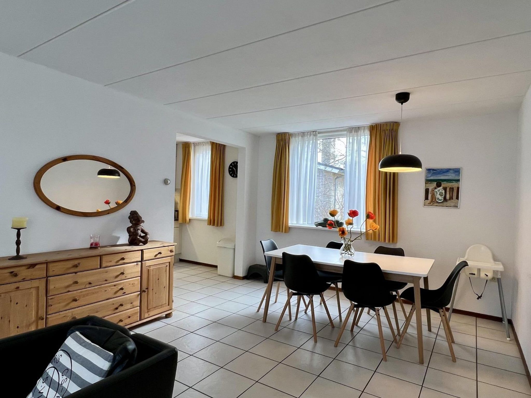 De eetkamer van Campanula 55 in Sint Maartenszee