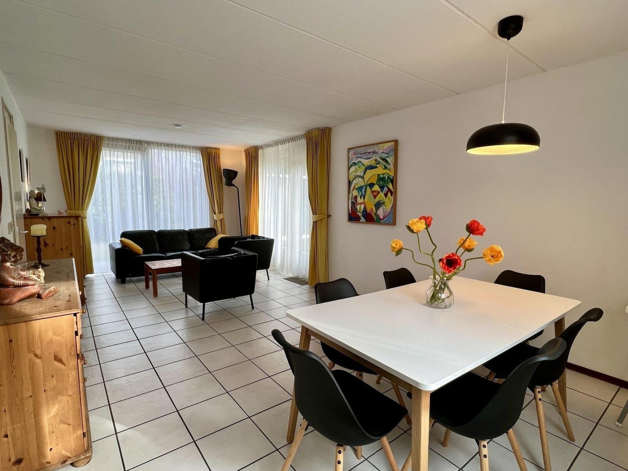 De eetkamer van Campanula 55 in Sint Maartenszee