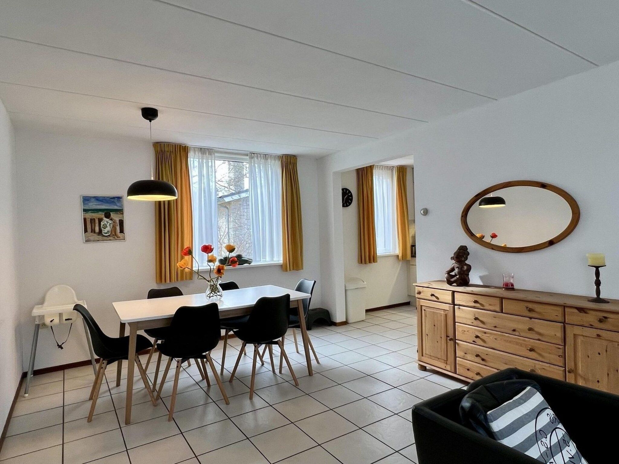 De eetkamer van Campanula 55 in Sint Maartenszee