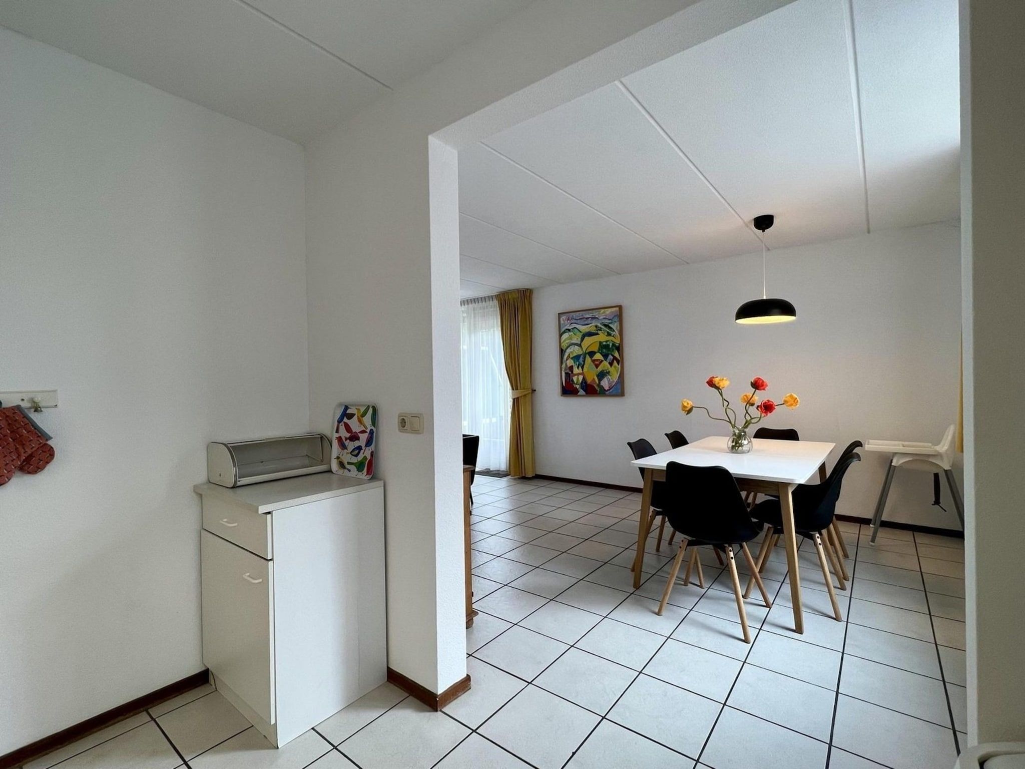 De eetkamer van Campanula 55 in Sint Maartenszee