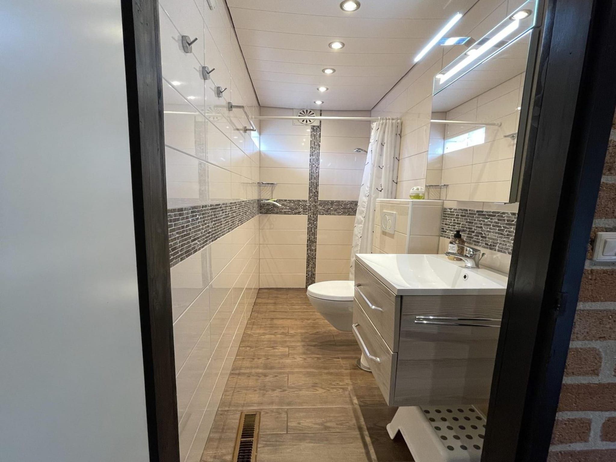 De badkamer van Boerenslag 28 in Sint Maartenszee