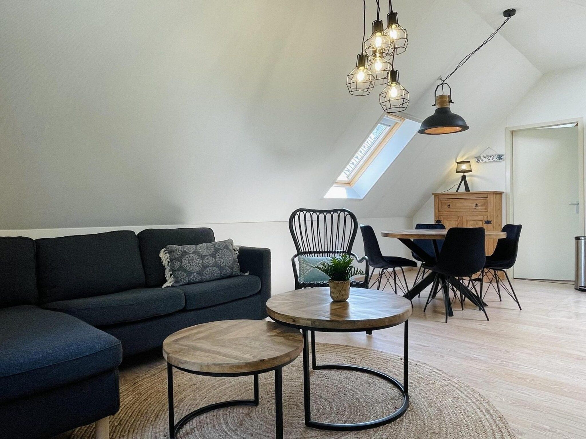 De woonkamer van Anzelhoef Apartment Oost in Sint Maartenszee