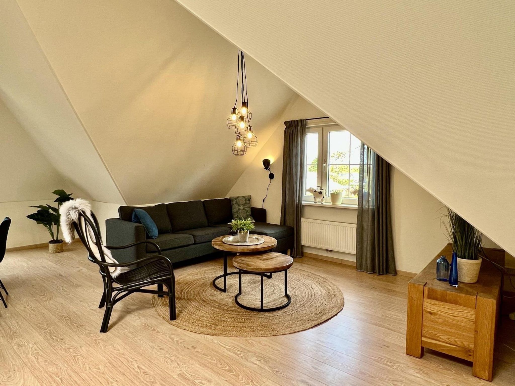 De woonkamer van Anzelhoef apartment West in Sint Maartenszee