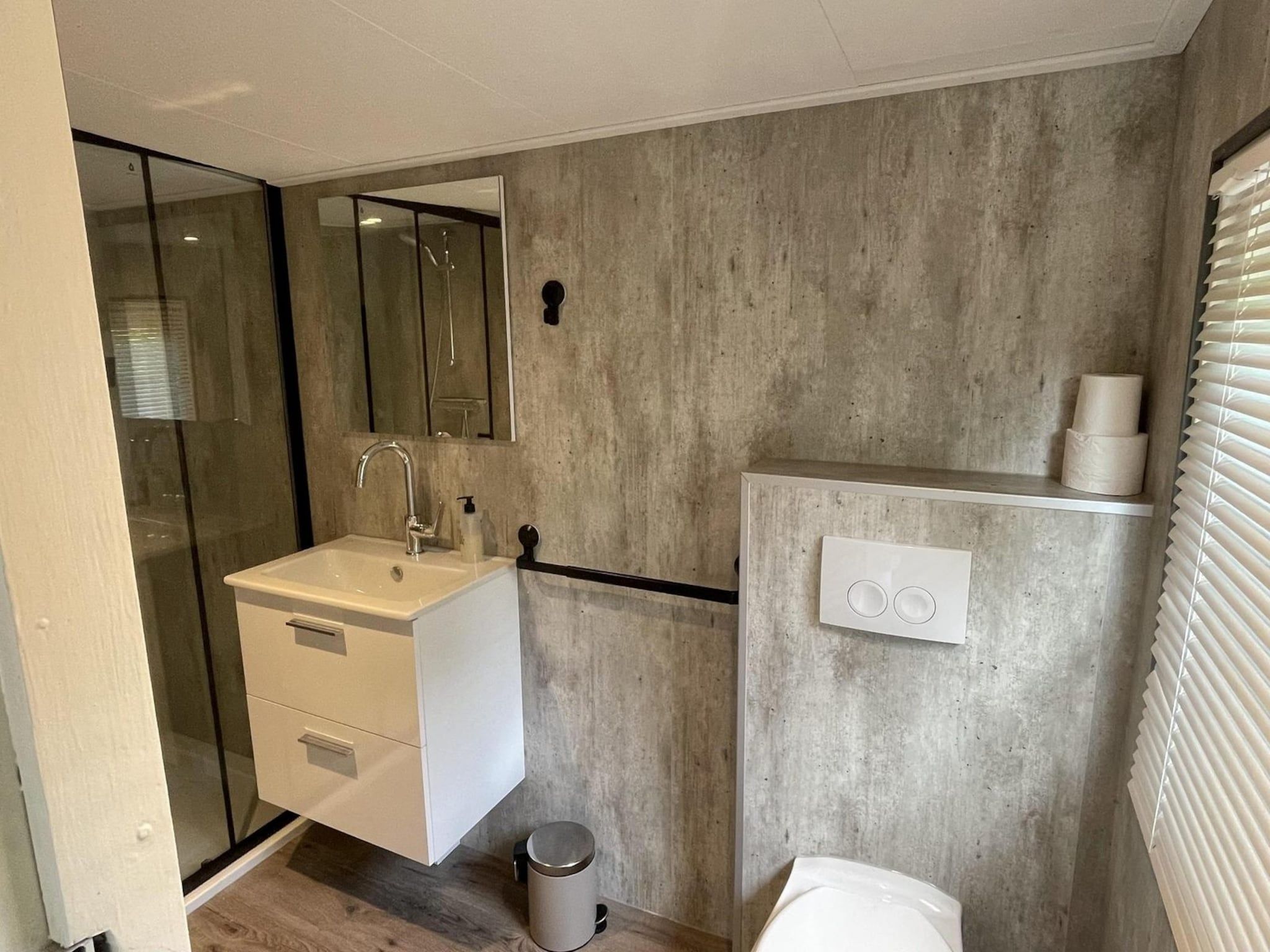 De badkamer van Campanula 173 in Sint Maartenszee