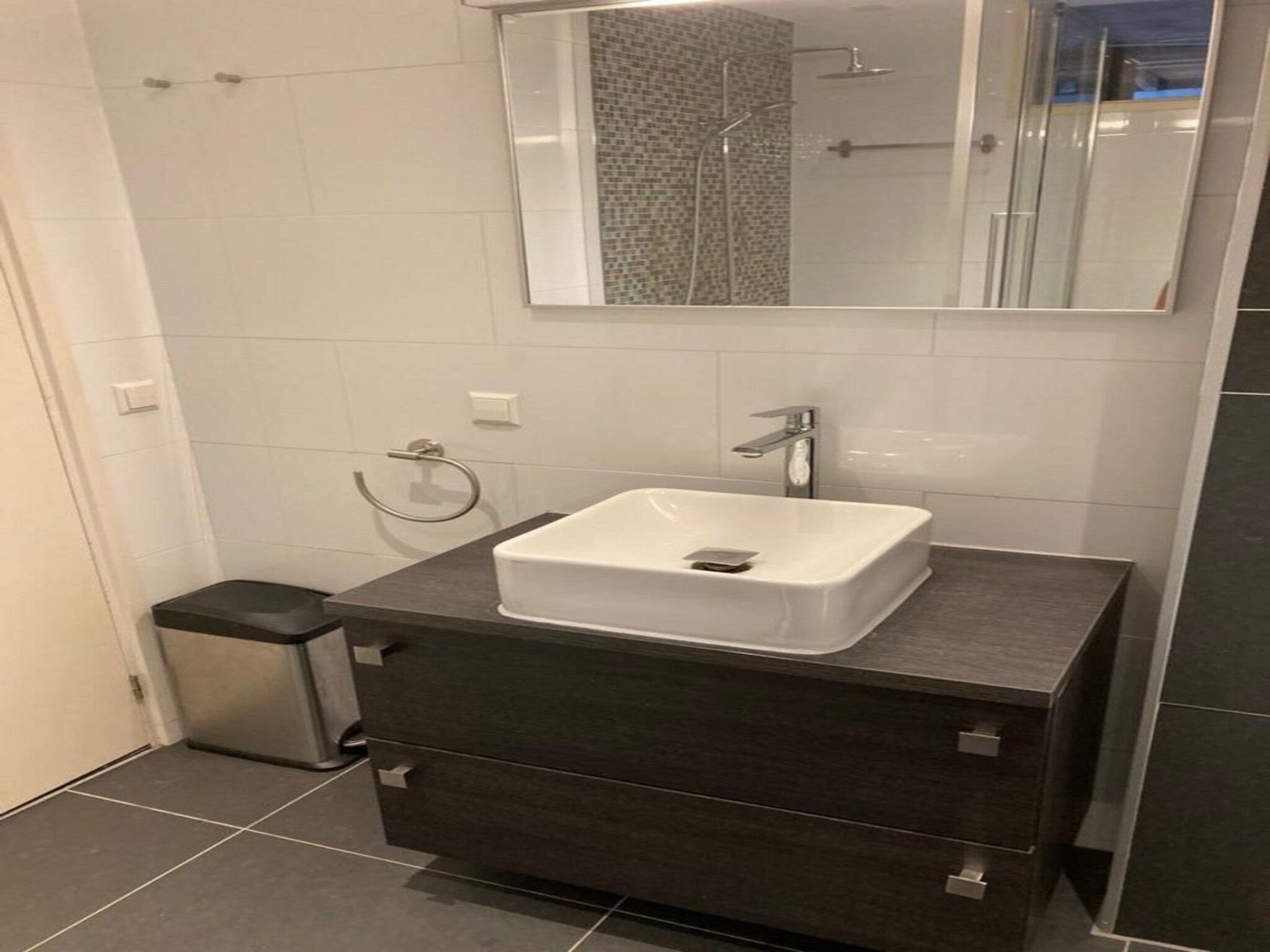 De badkamer van Sint Maartensweg 38 in Sint Maartensvlotbrug