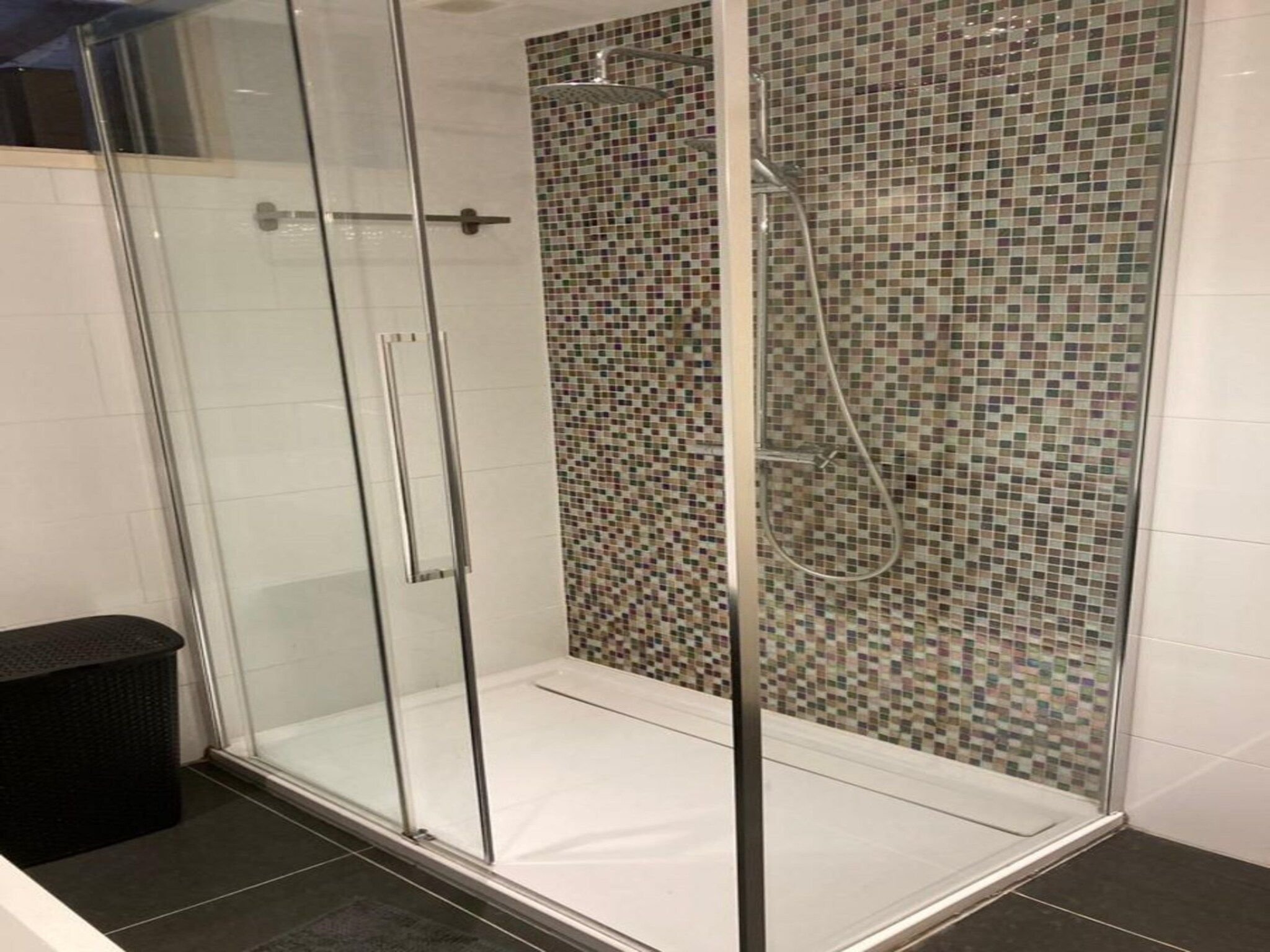 De badkamer van Sint Maartensweg 38 in Sint Maartensvlotbrug