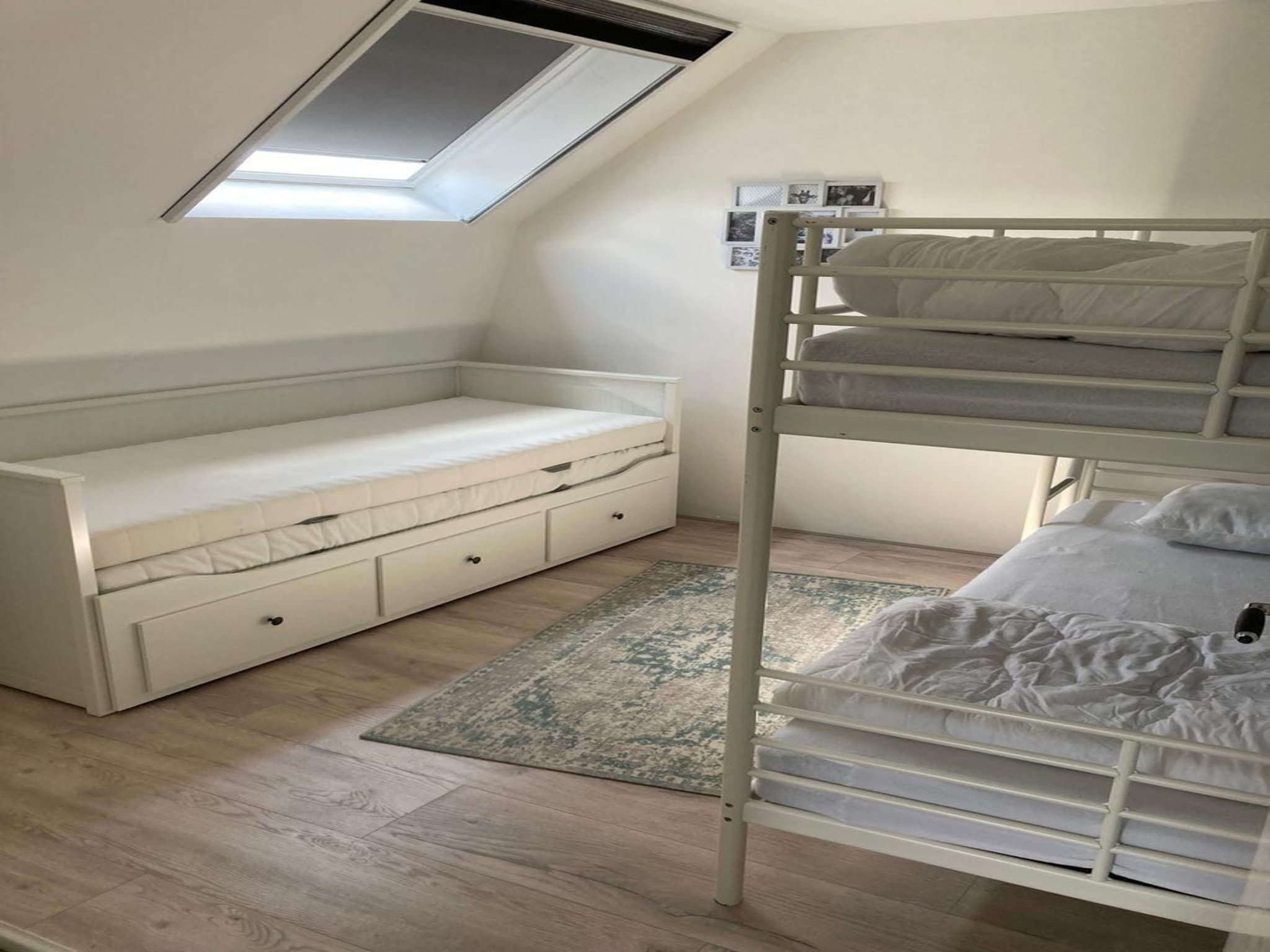 Een slaapkamer van Sint Maartensweg 38 in Sint Maartensvlotbrug