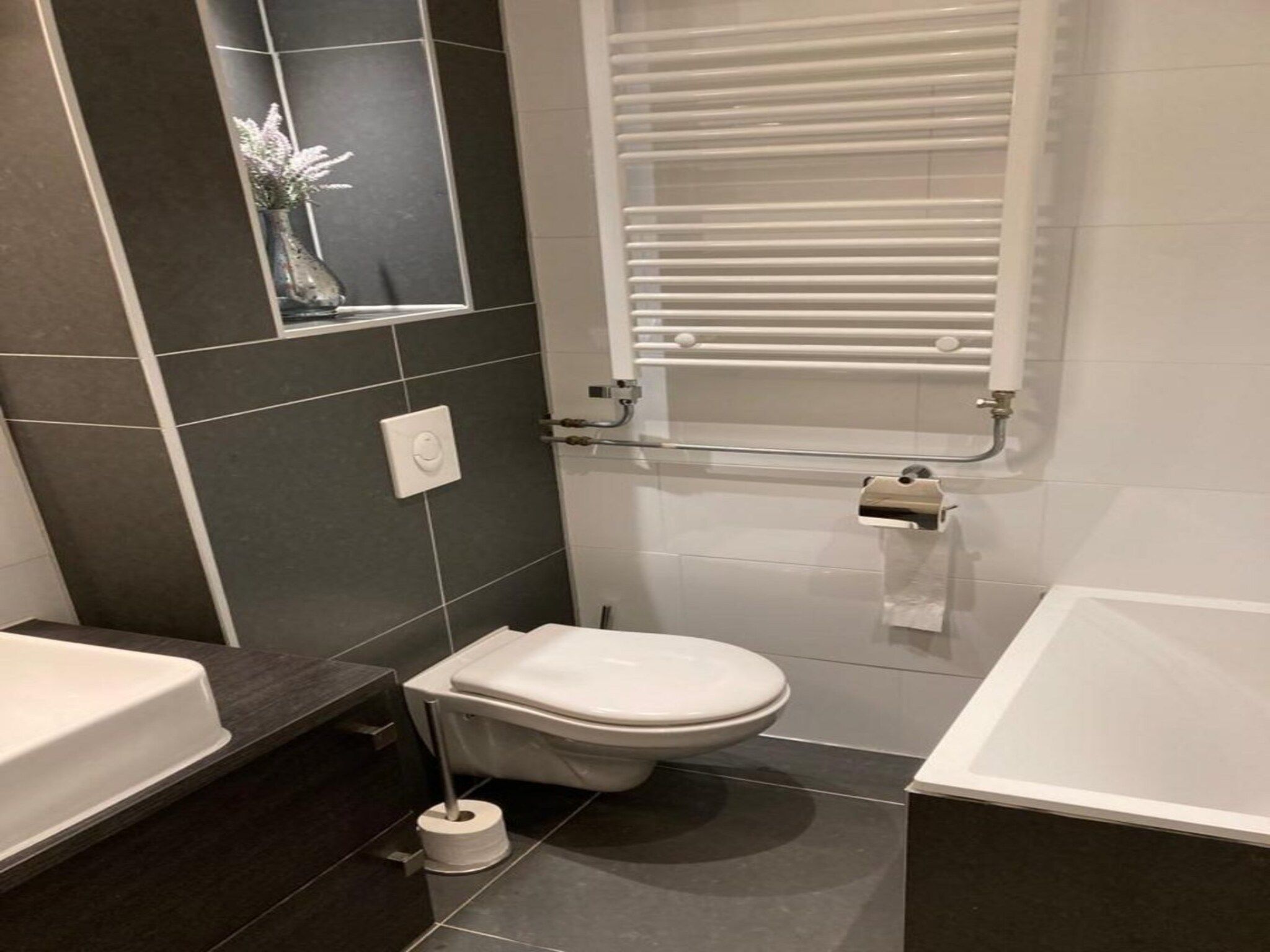 De badkamer van Sint Maartensweg 38 in Sint Maartensvlotbrug