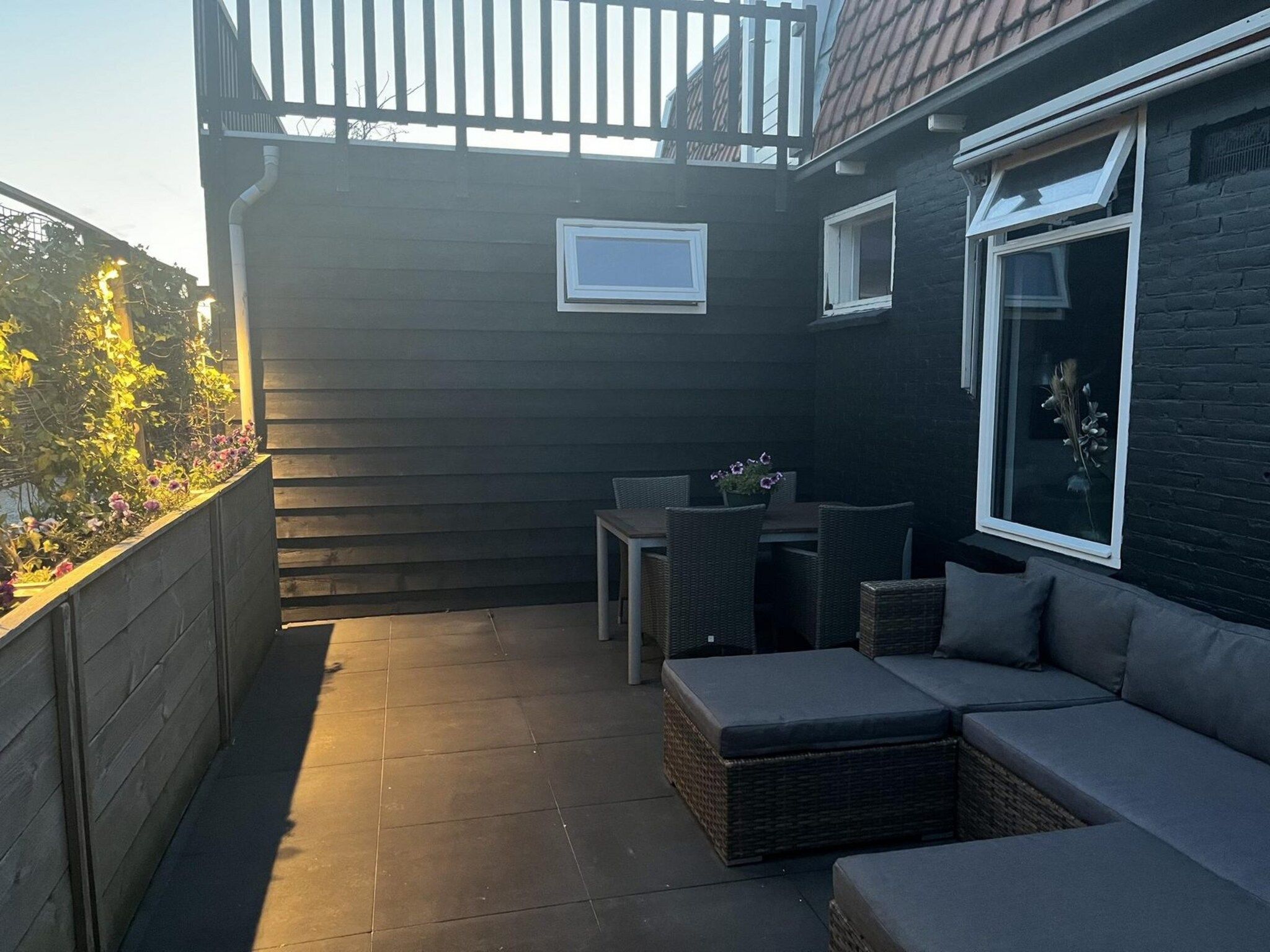 Het terras van Sint Maartensweg 38 in Sint Maartensvlotbrug