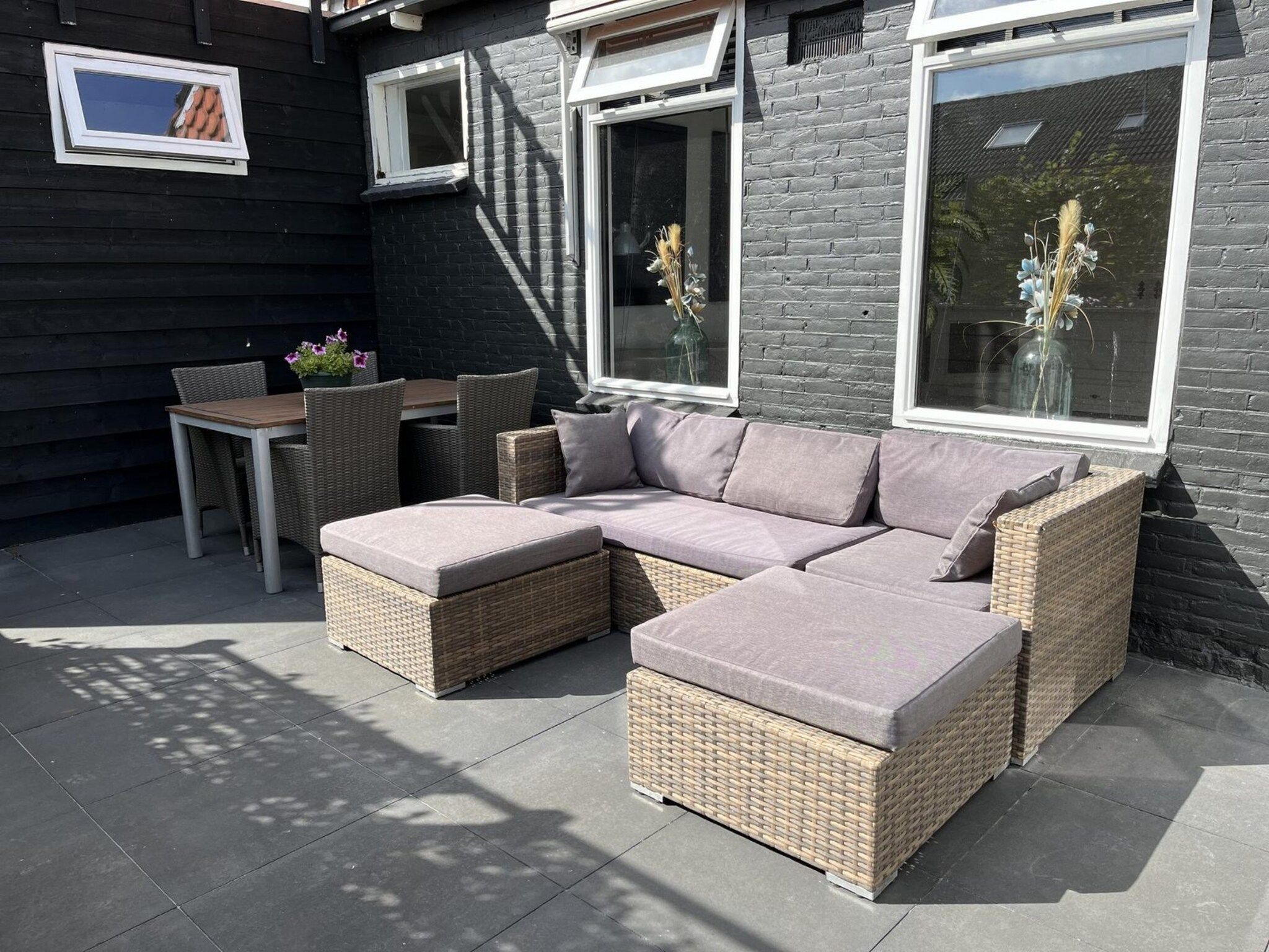 Het terras van Sint Maartensweg 38 in Sint Maartensvlotbrug