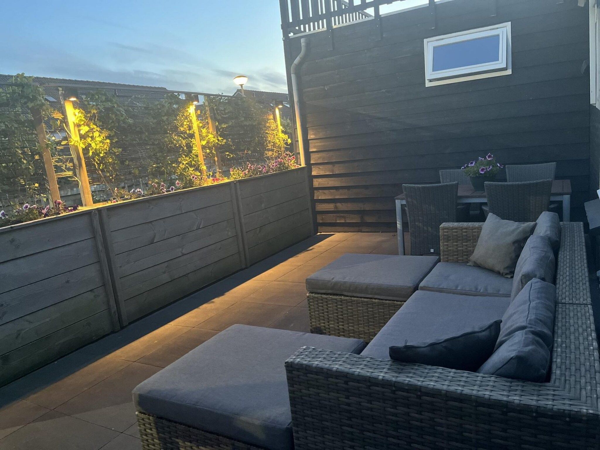 Het terras van Sint Maartensweg 38 in Sint Maartensvlotbrug