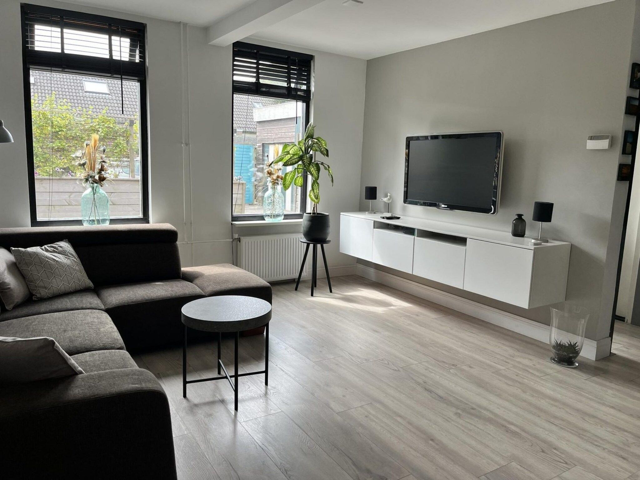 De woonkamer van Sint Maartensweg 38 in Sint Maartensvlotbrug