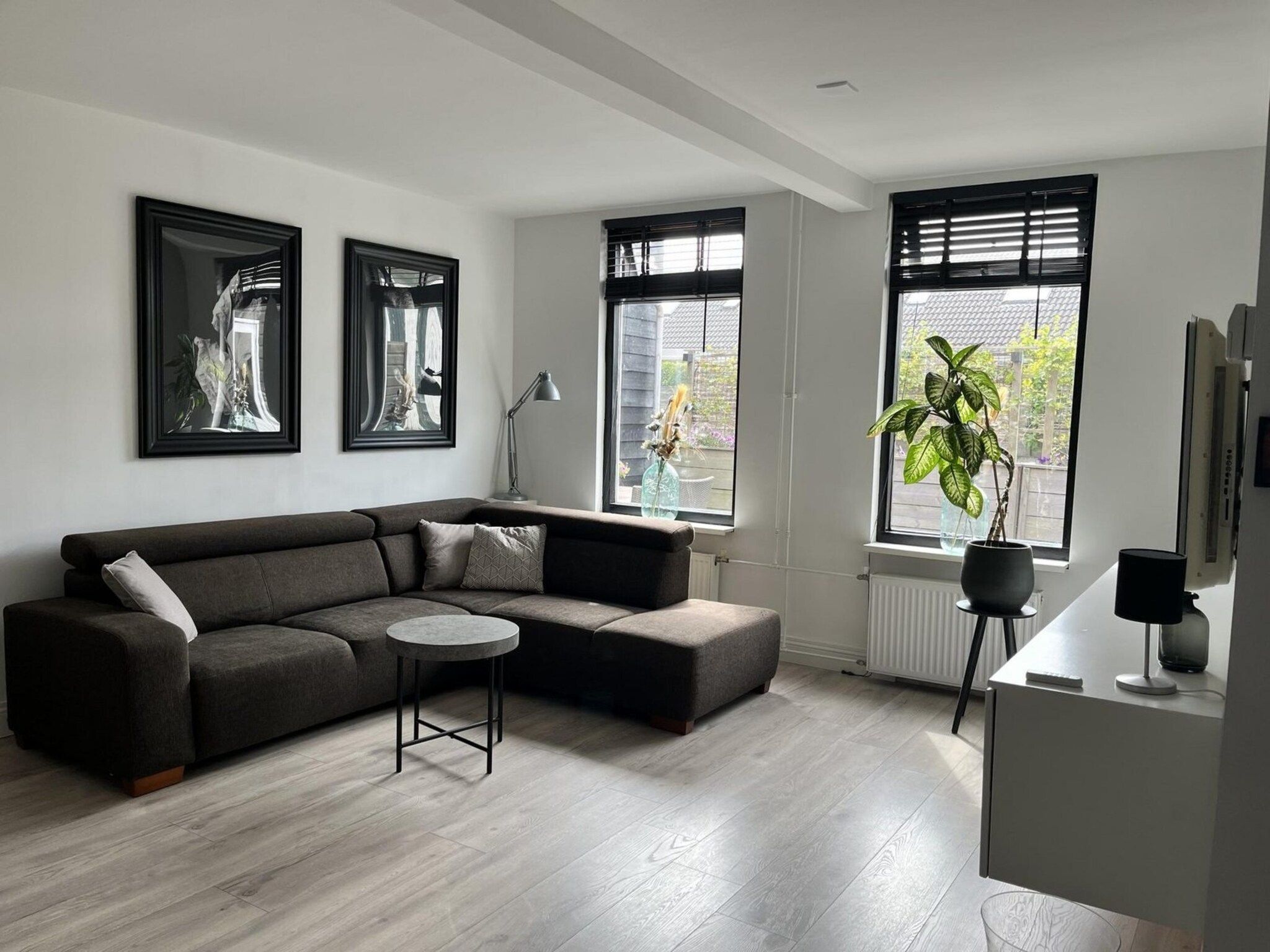 Het terras van Sint Maartensweg 38 in Sint Maartensvlotbrug