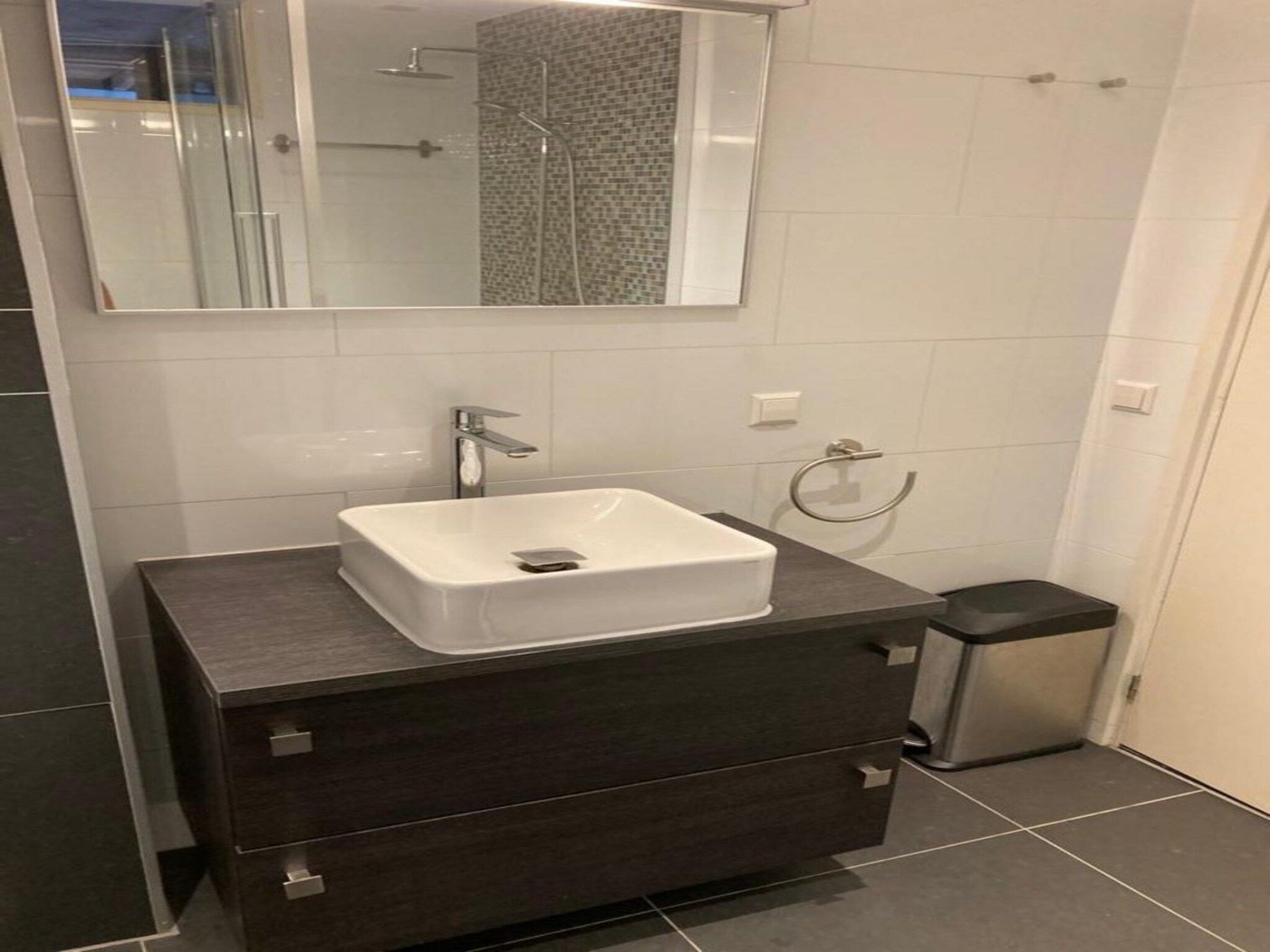 De badkamer van Sint Maartensweg 38 in Sint Maartensvlotbrug