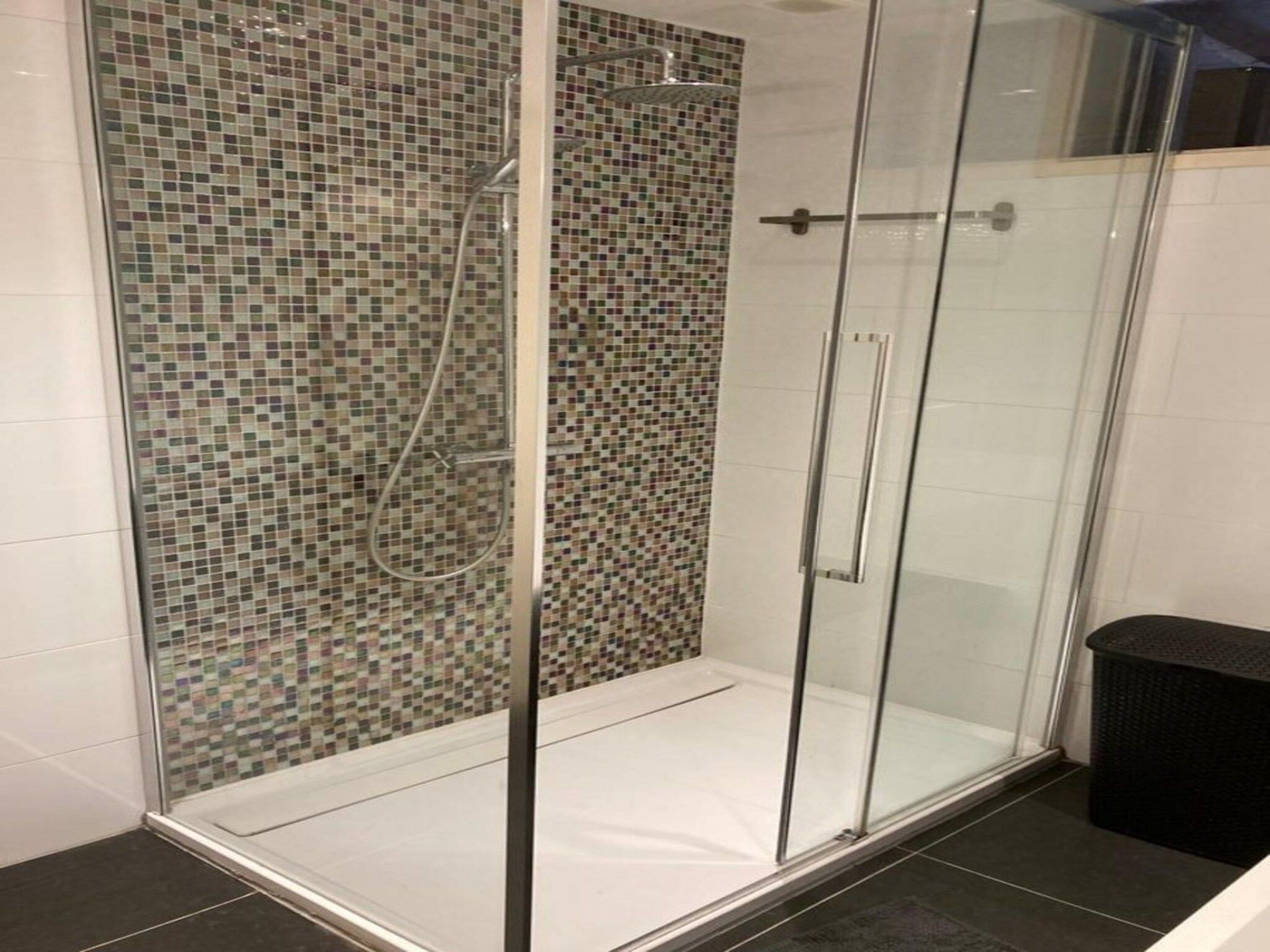 De badkamer van Sint Maartensweg 38 in Sint Maartensvlotbrug