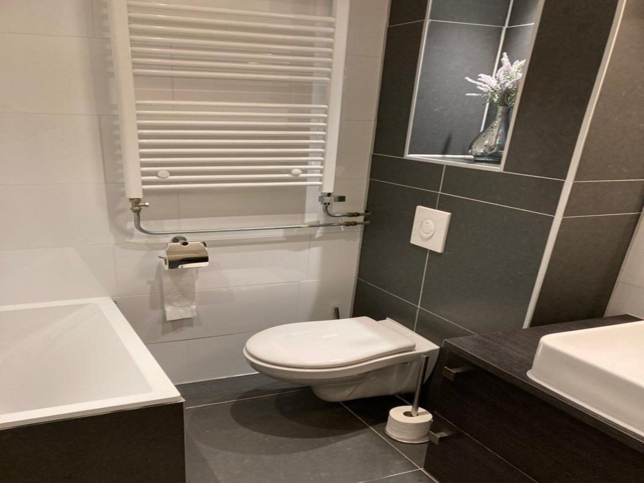 De badkamer van Sint Maartensweg 38 in Sint Maartensvlotbrug