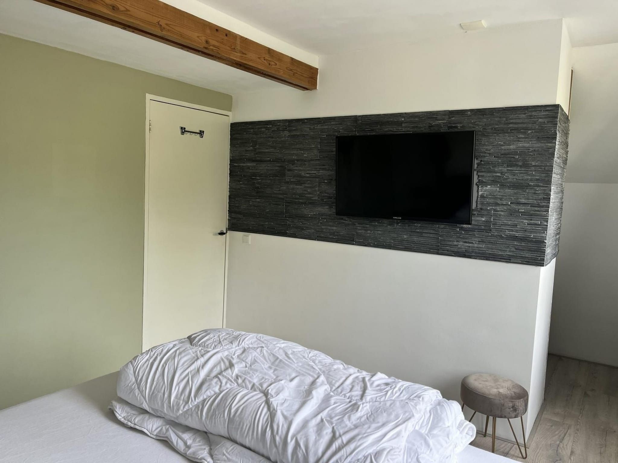 Een slaapkamer van Sint Maartensweg 38 in Sint Maartensvlotbrug