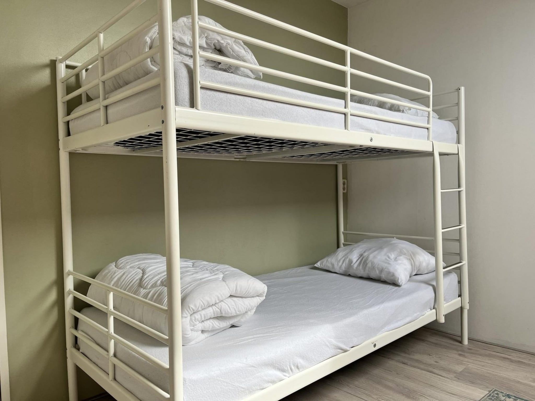 Een slaapkamer van Sint Maartensweg 38 in Sint Maartensvlotbrug