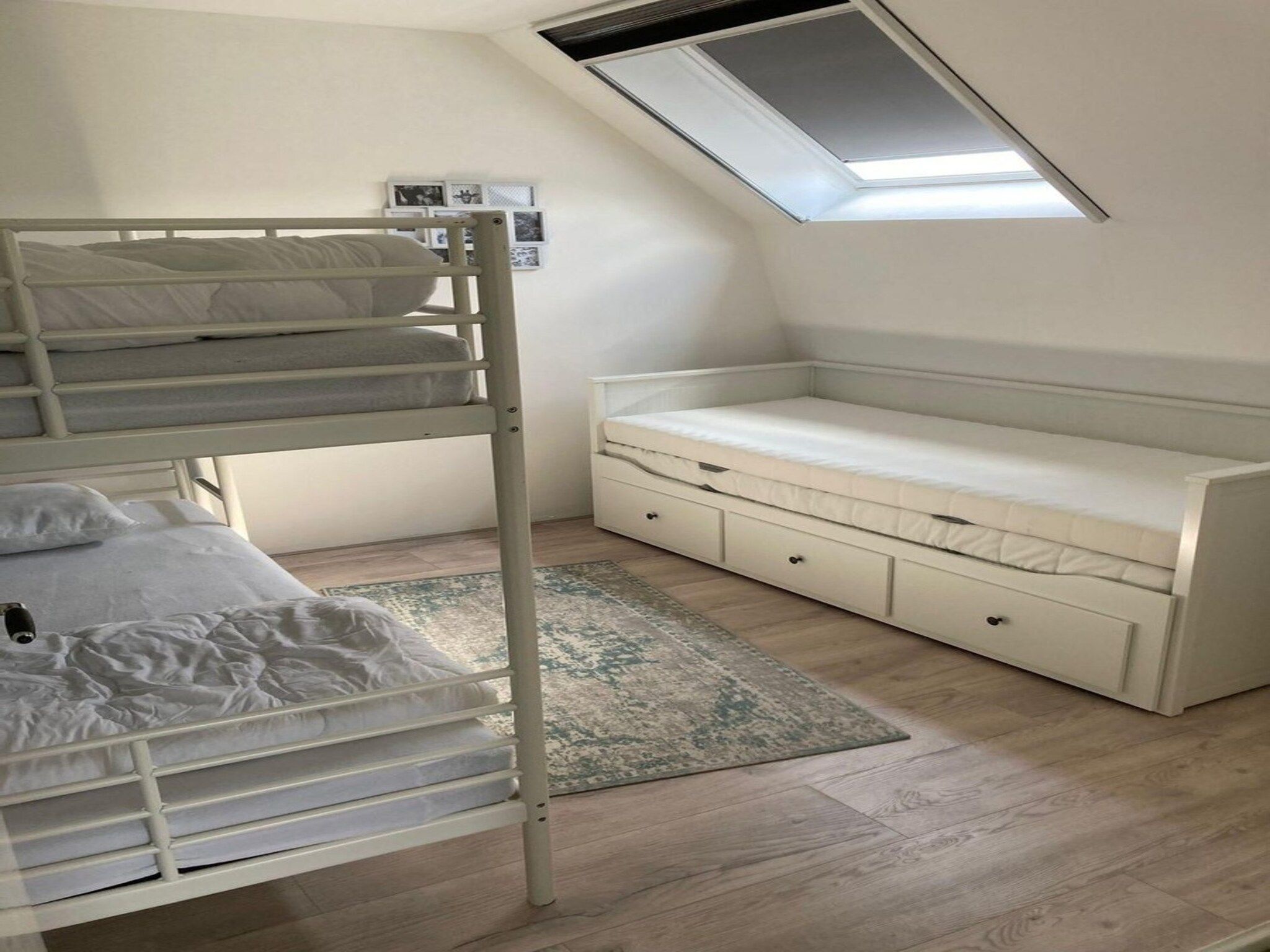 Een slaapkamer van Sint Maartensweg 38 in Sint Maartensvlotbrug