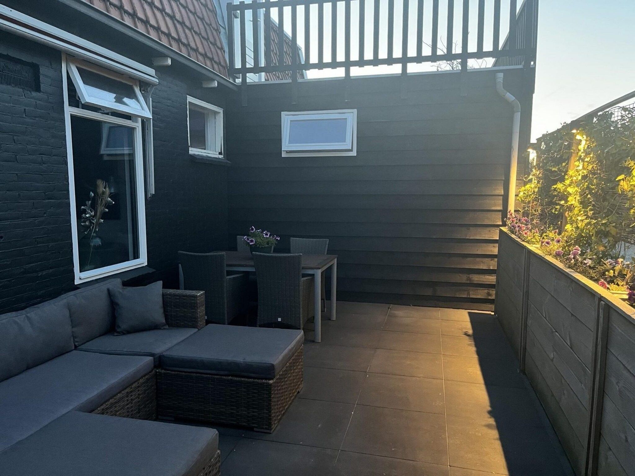 Het terras van Sint Maartensweg 38 in Sint Maartensvlotbrug