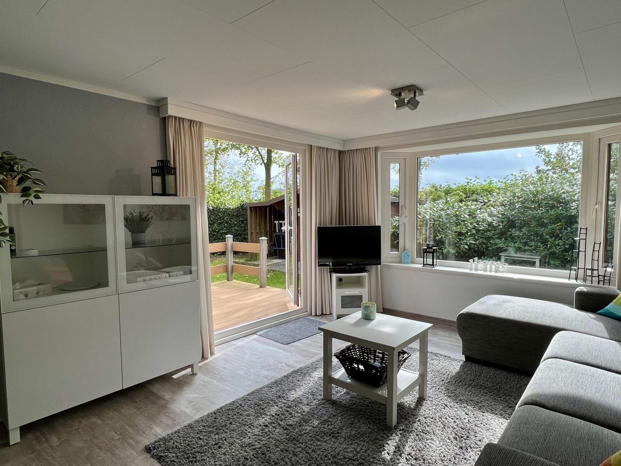 De woonkamer van Campanula 208 in Sint Maartenszee
