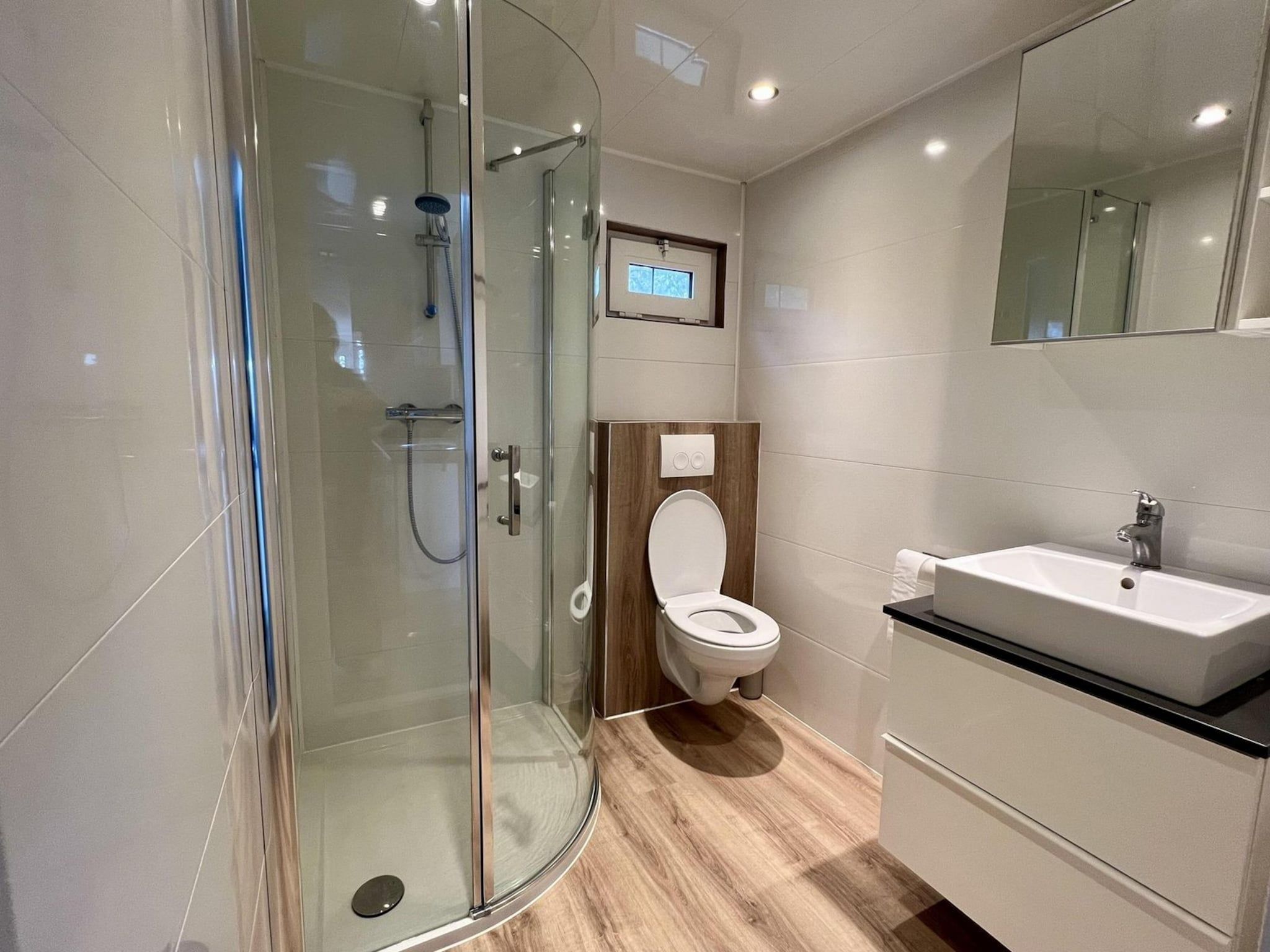 De badkamer van Campanula 208 in Sint Maartenszee