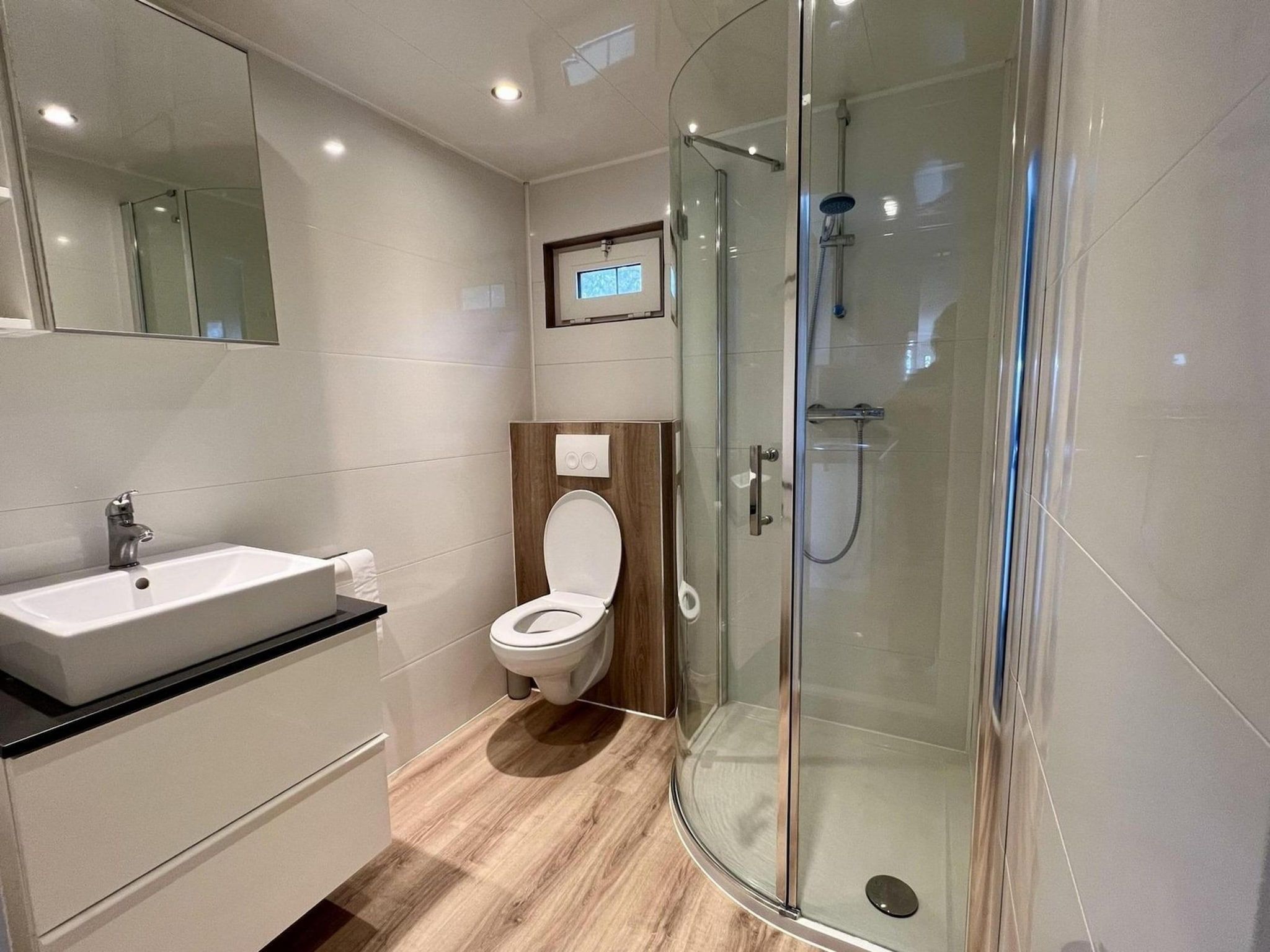 De badkamer van Campanula 208 in Sint Maartenszee