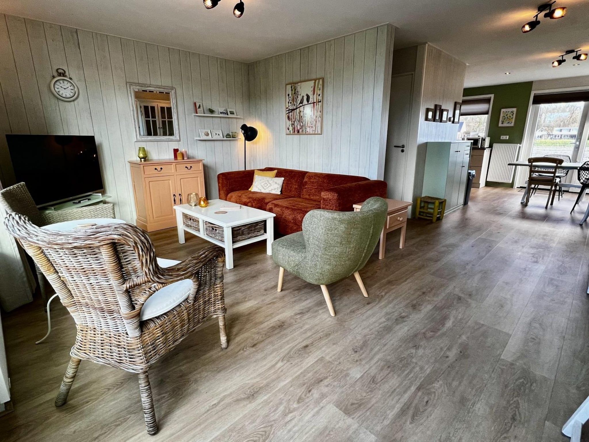 De woonkamer van Eureka 102 in Sint Maartensvlotbrug