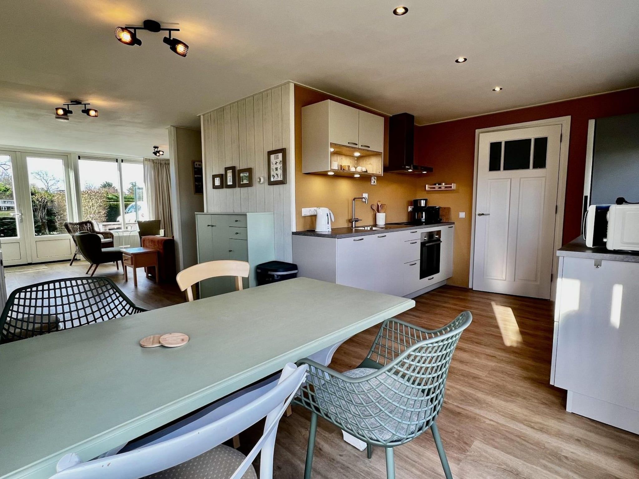 De eetkamer van Eureka 102 in Sint Maartensvlotbrug