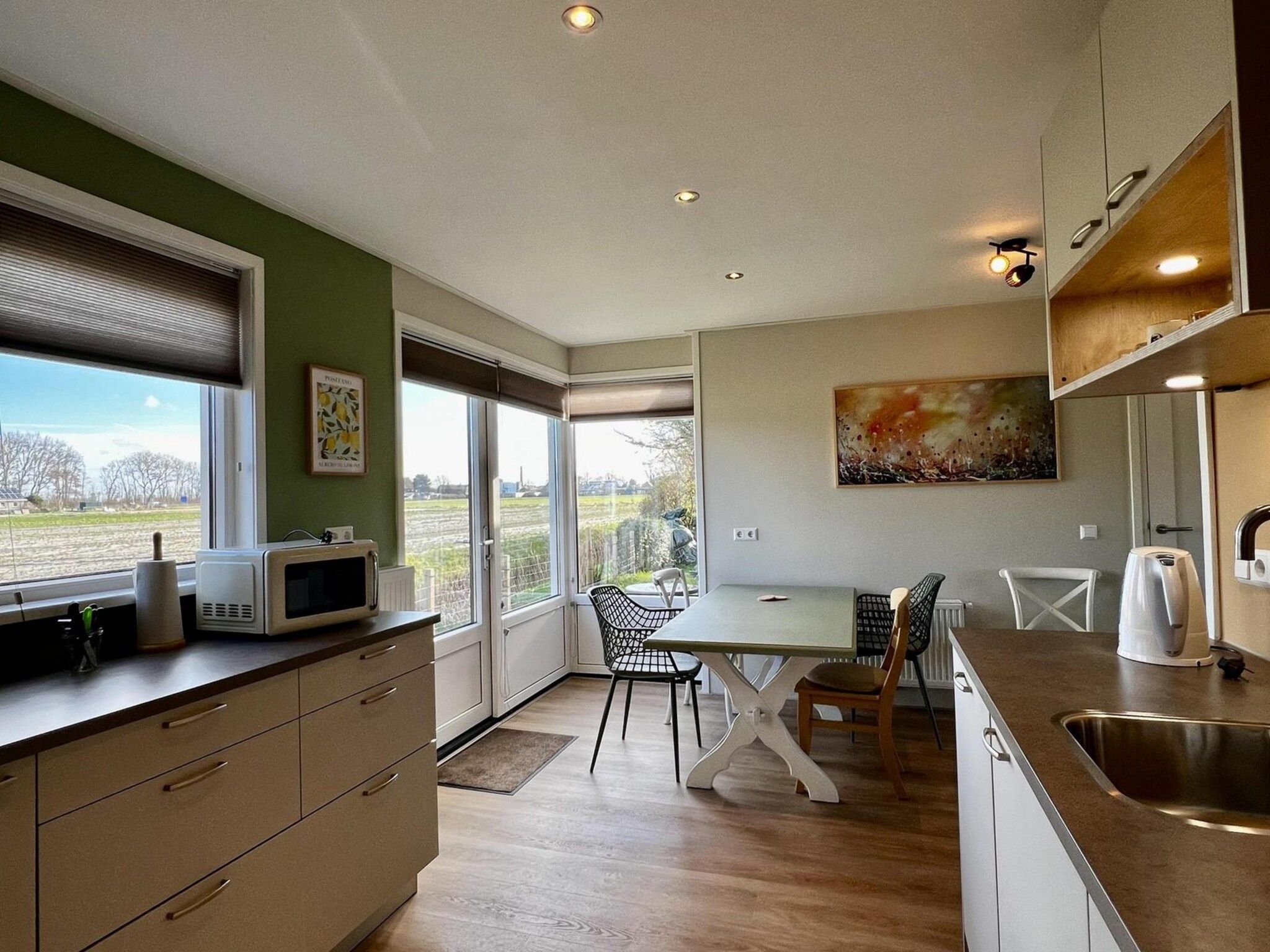 De eetkamer van Eureka 102 in Sint Maartensvlotbrug