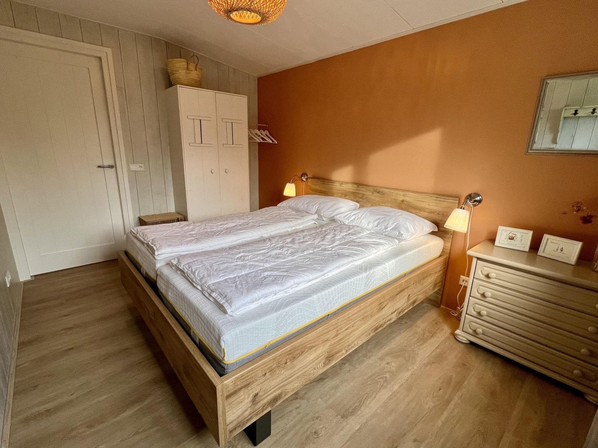 Een slaapkamer van Eureka 102 in Sint Maartensvlotbrug