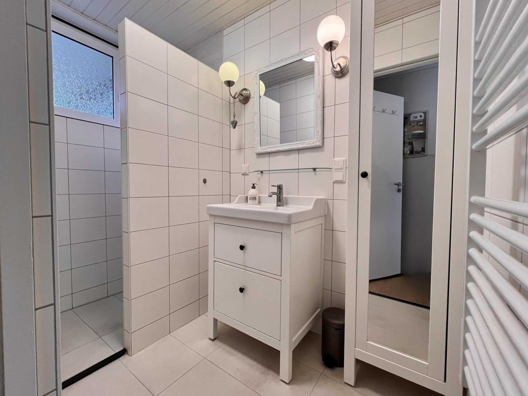 De badkamer van Eureka 102 in Sint Maartensvlotbrug