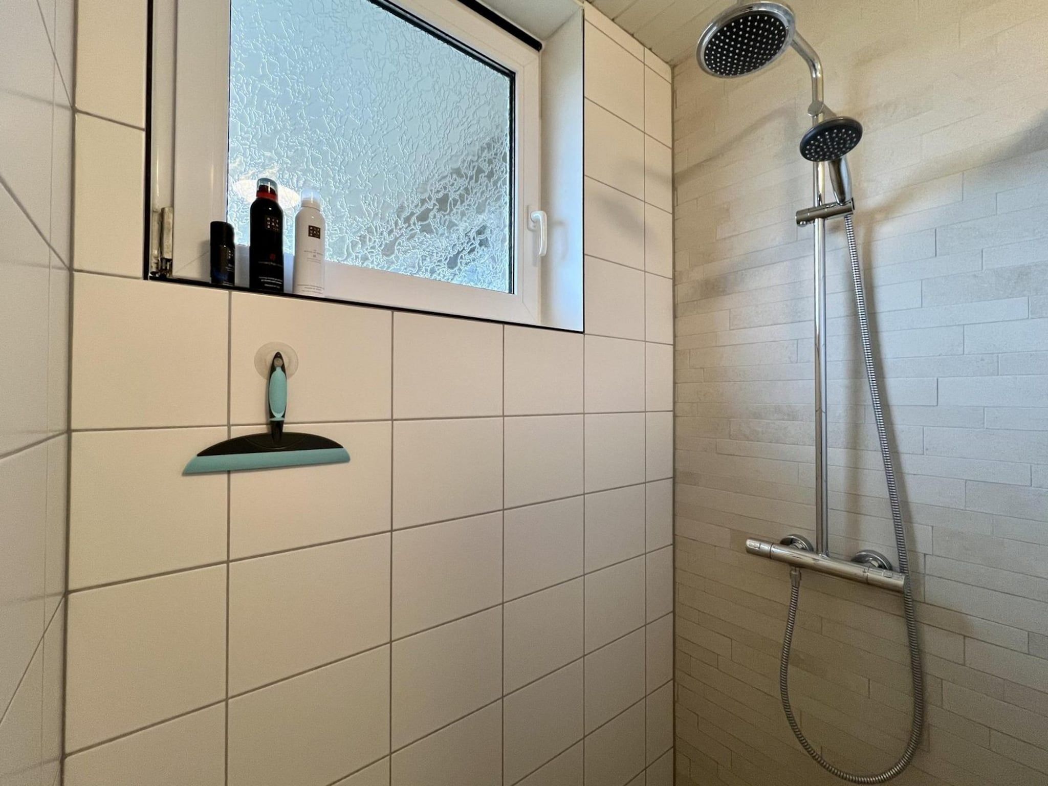 De badkamer van Eureka 102 in Sint Maartensvlotbrug