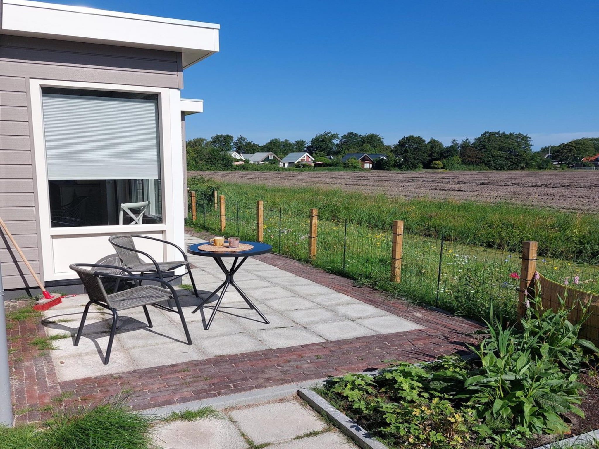 Het terras van Eureka 102 in Sint Maartensvlotbrug